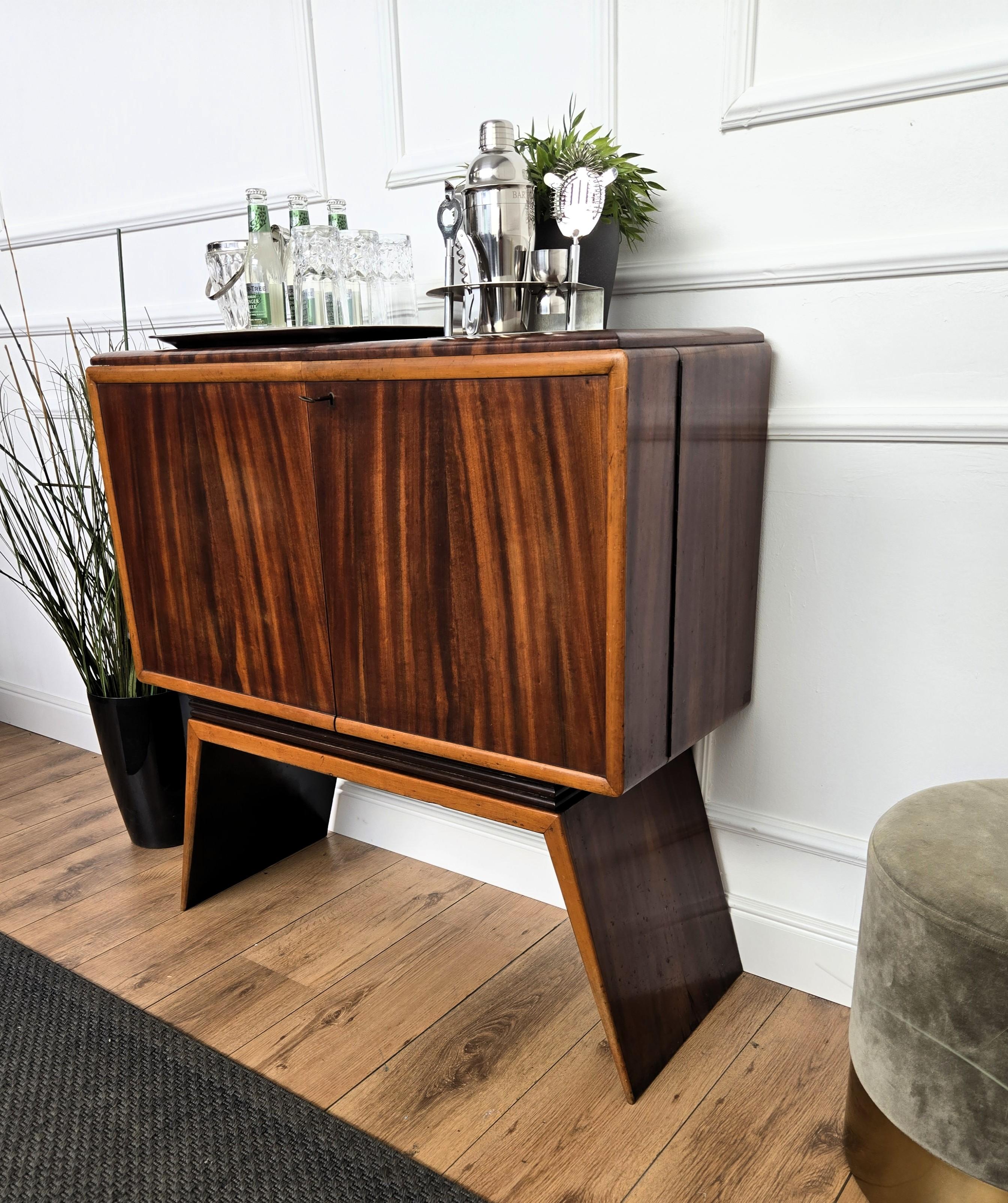 Ottone 1950 Art Deco Midcentury Italian Walnut Mirror Mosaic Sideboard Bar Cabinet in vendita