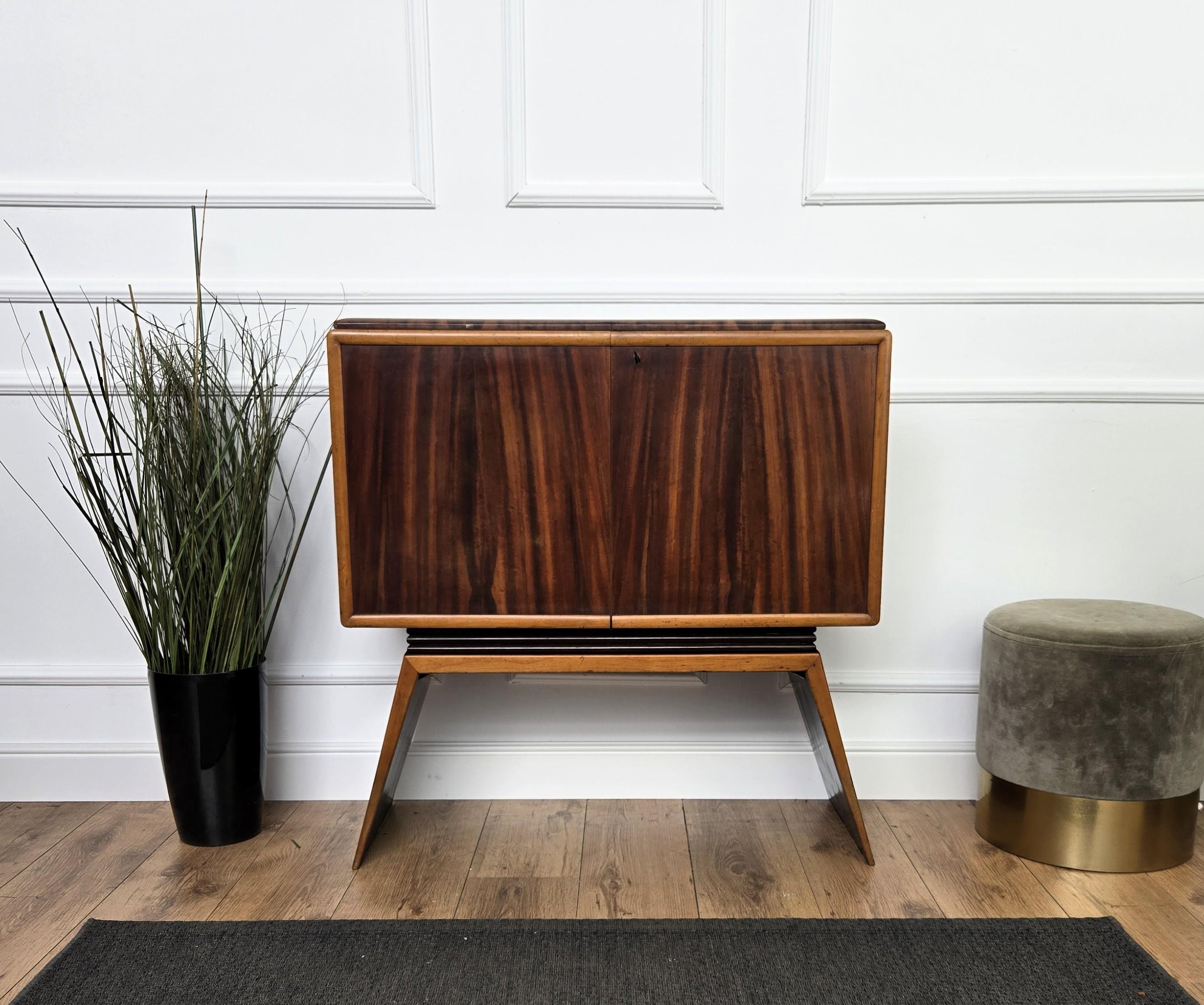 1950 Art Deco Midcentury Italian Walnut Mirror Mosaic Sideboard Bar Cabinet in vendita 2