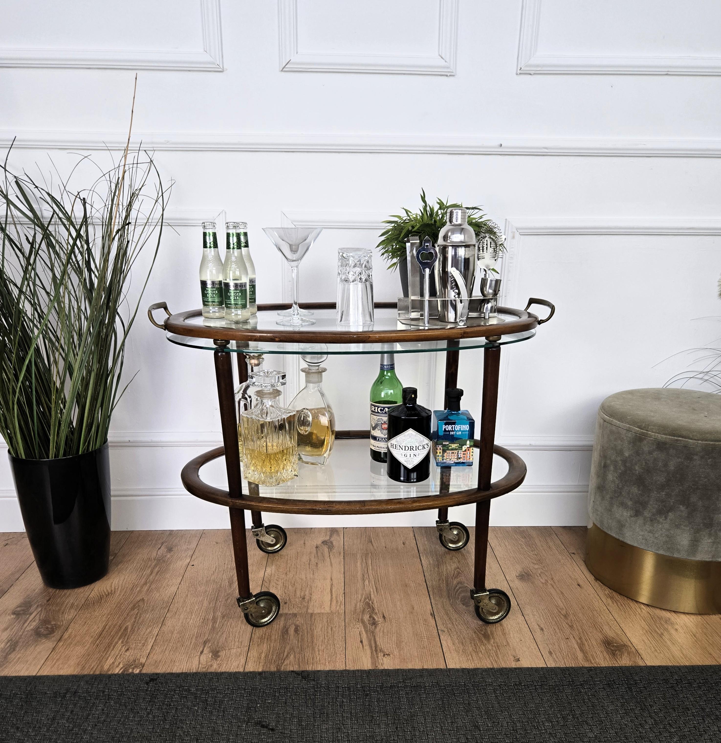 Einzigartiger und sehr eleganter italienischer Art Déco-Barwagen mit zwei Glasetagen, der durch das großartige Design der Holzstruktur und die Gesamtform hervorgehoben wird, die durch die Details der geschnitzten Seitengriffe und die originalen