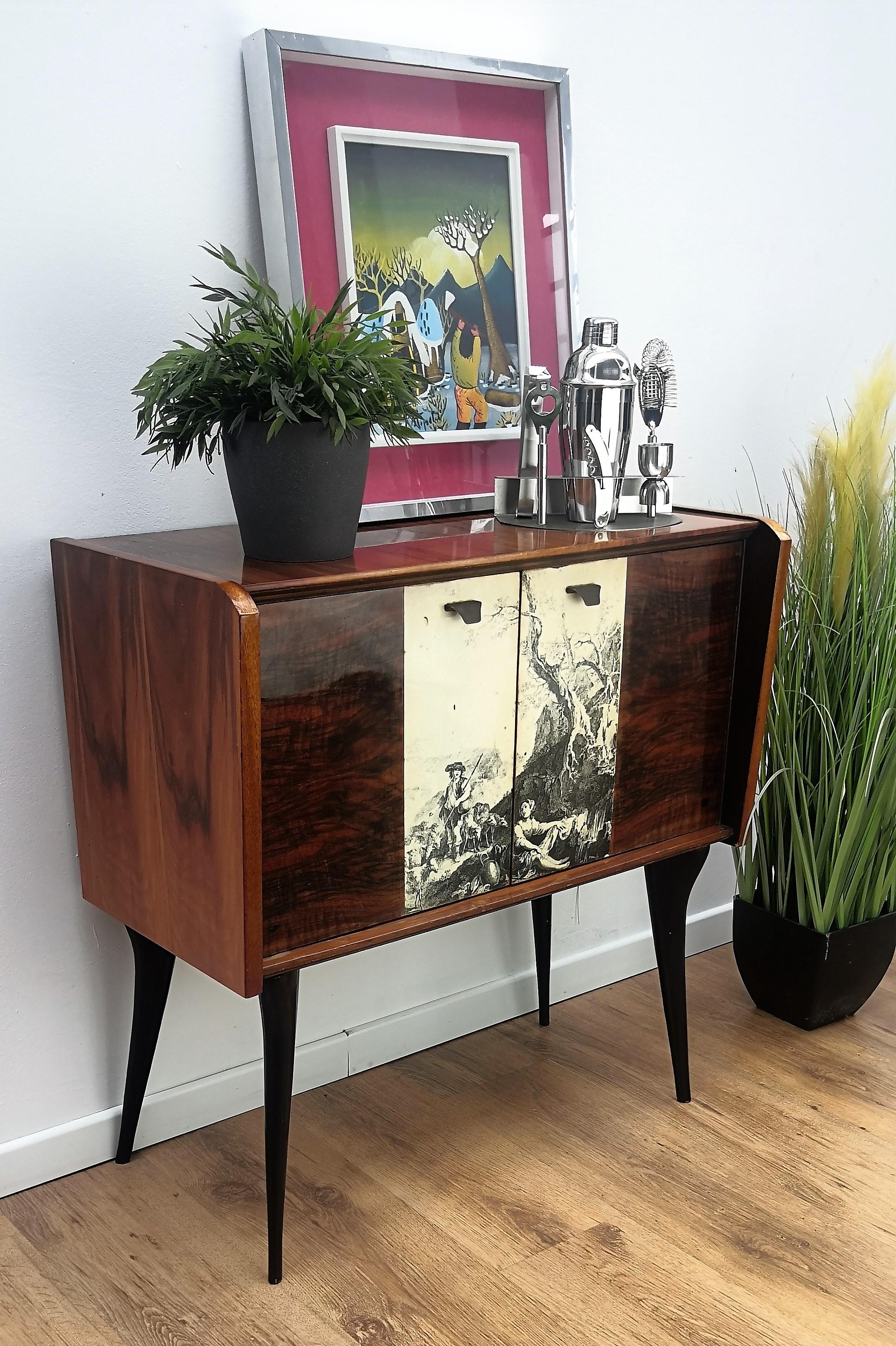 Very elegant Italian Art Deco Mid-Century Modern dry bar cabinet, in walnut and burl, with applied veneer, two doors with amazing interior part in mirrors mosaic, an original painted wood door and antique brass door handles. The internal mirrors