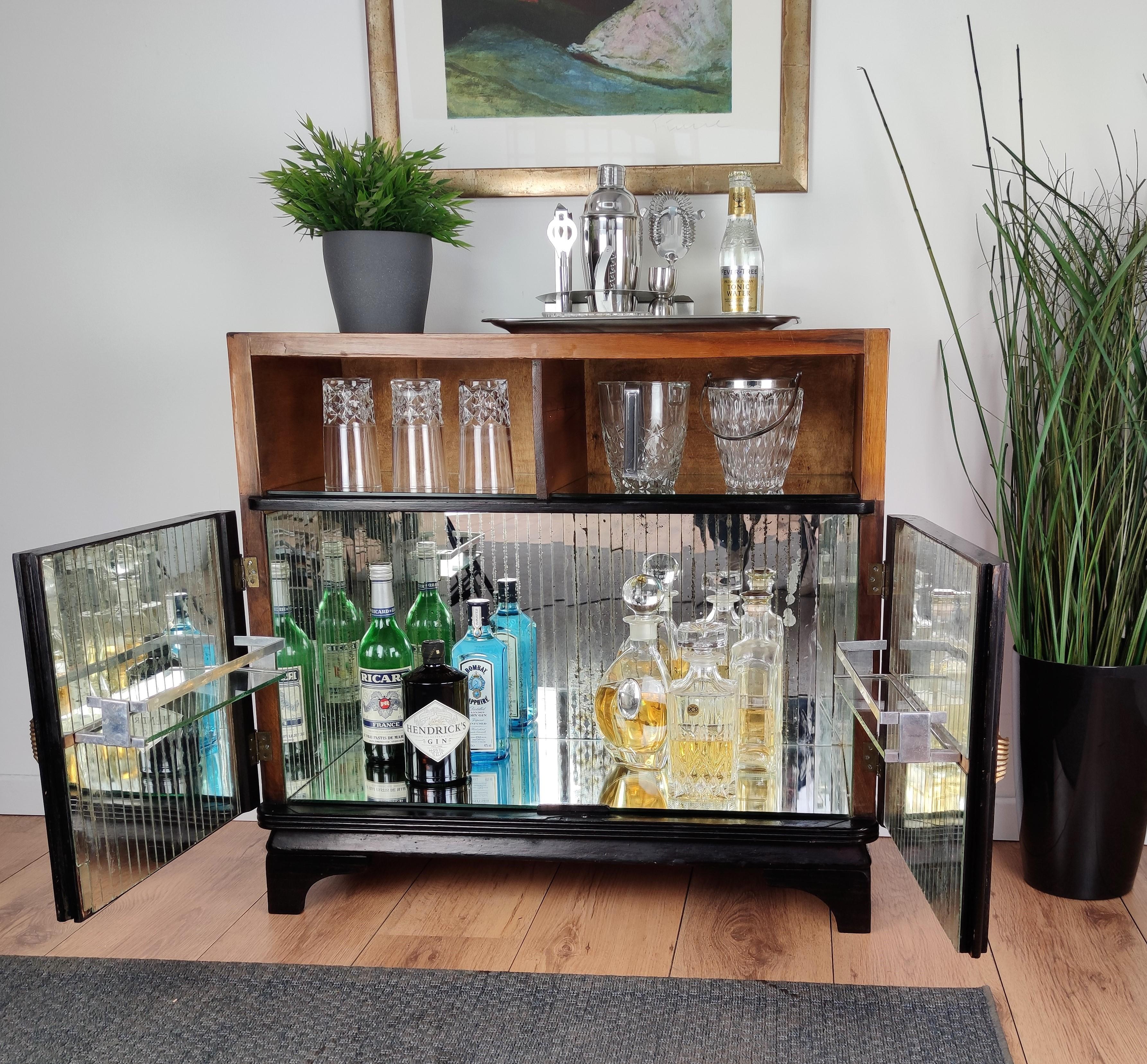 Very simple and elegant Italian Art Deco Mid-Century Modern dry bar cabinet, in walnut and burl, with great decorative use of the veneer, two doors with amazing interior part in mirrors mosaic and antique brass door handles. The internal mirrors