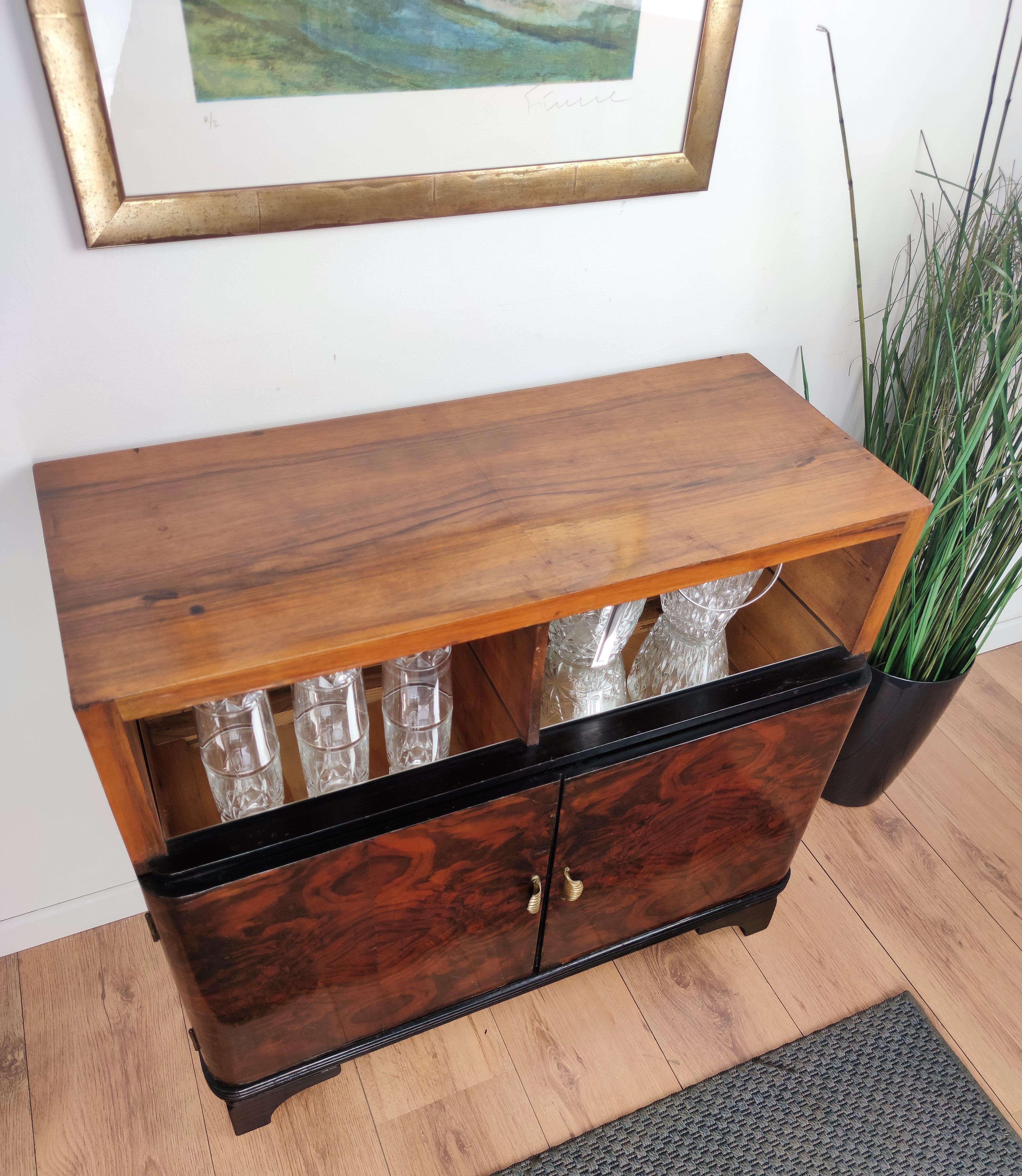 1950s Art Deco Midcentury Regency Italian Walnut, Burl & Mirror Dry Bar Cabinet In Good Condition In Carimate, Como