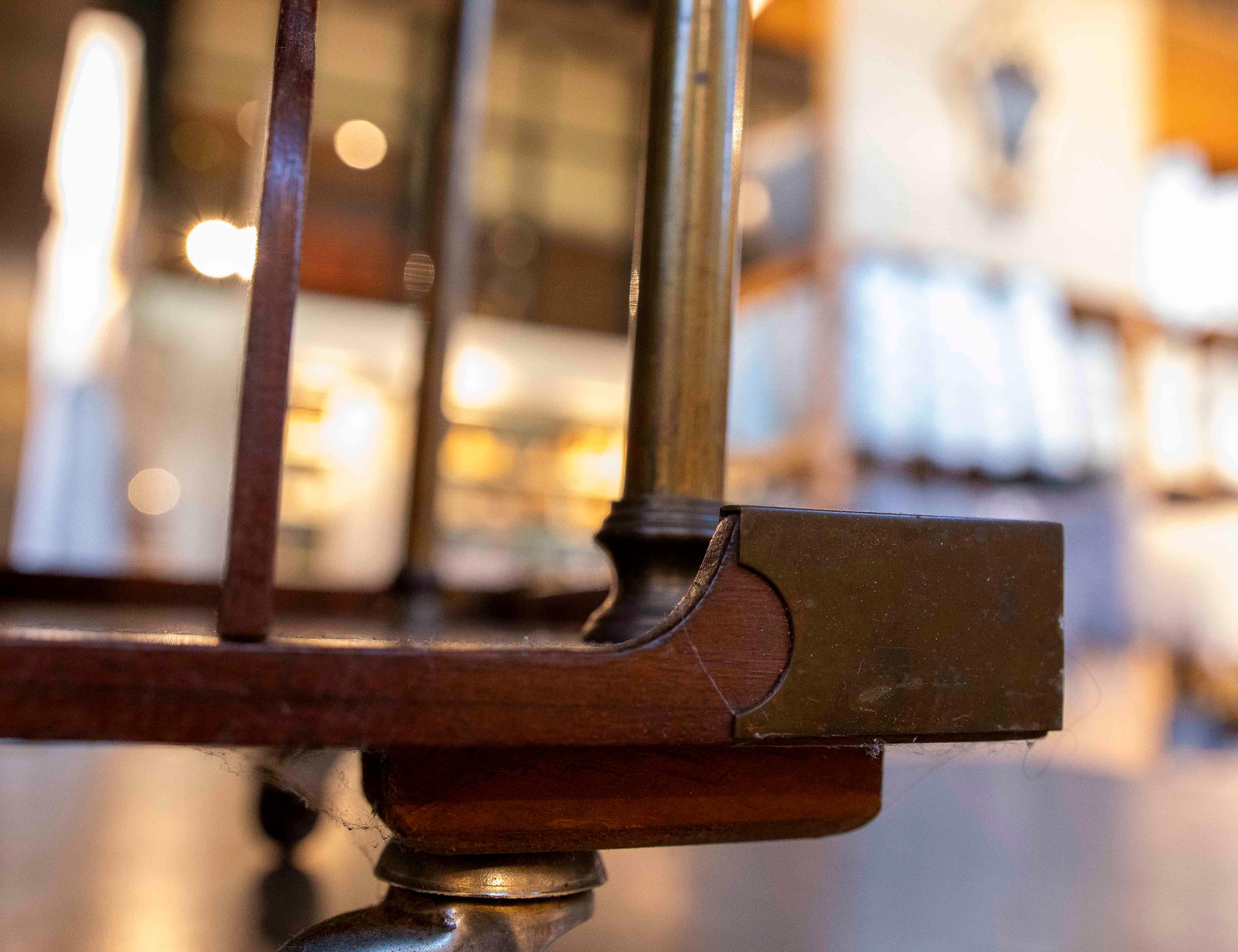 Table d'appoint Art déco des années 1950 en Wood et laiton avec porte-revues intégré en vente 4