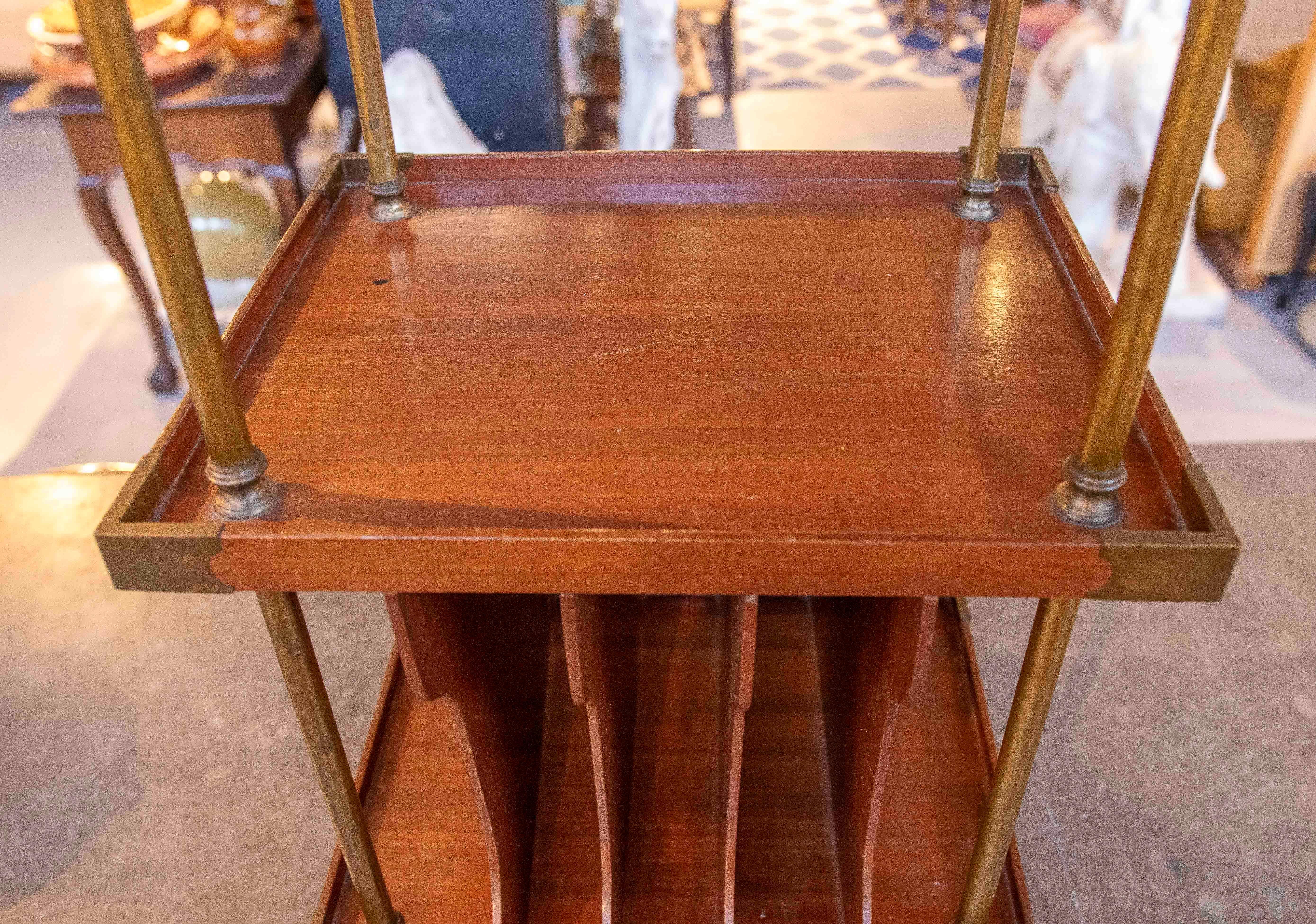 Table d'appoint Art déco des années 1950 en Wood et laiton avec porte-revues intégré en vente 5