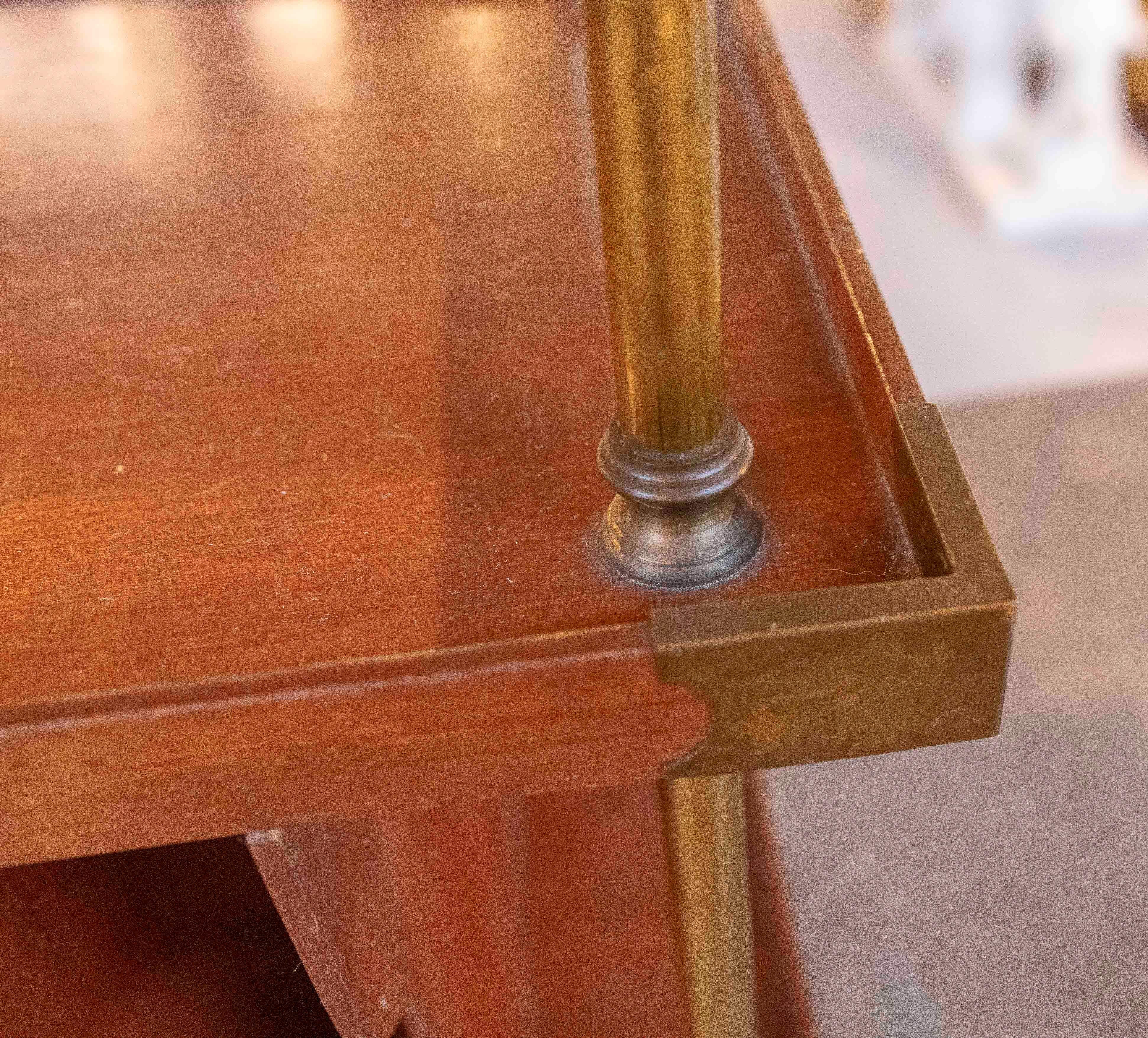 Table d'appoint Art déco des années 1950 en Wood et laiton avec porte-revues intégré en vente 6