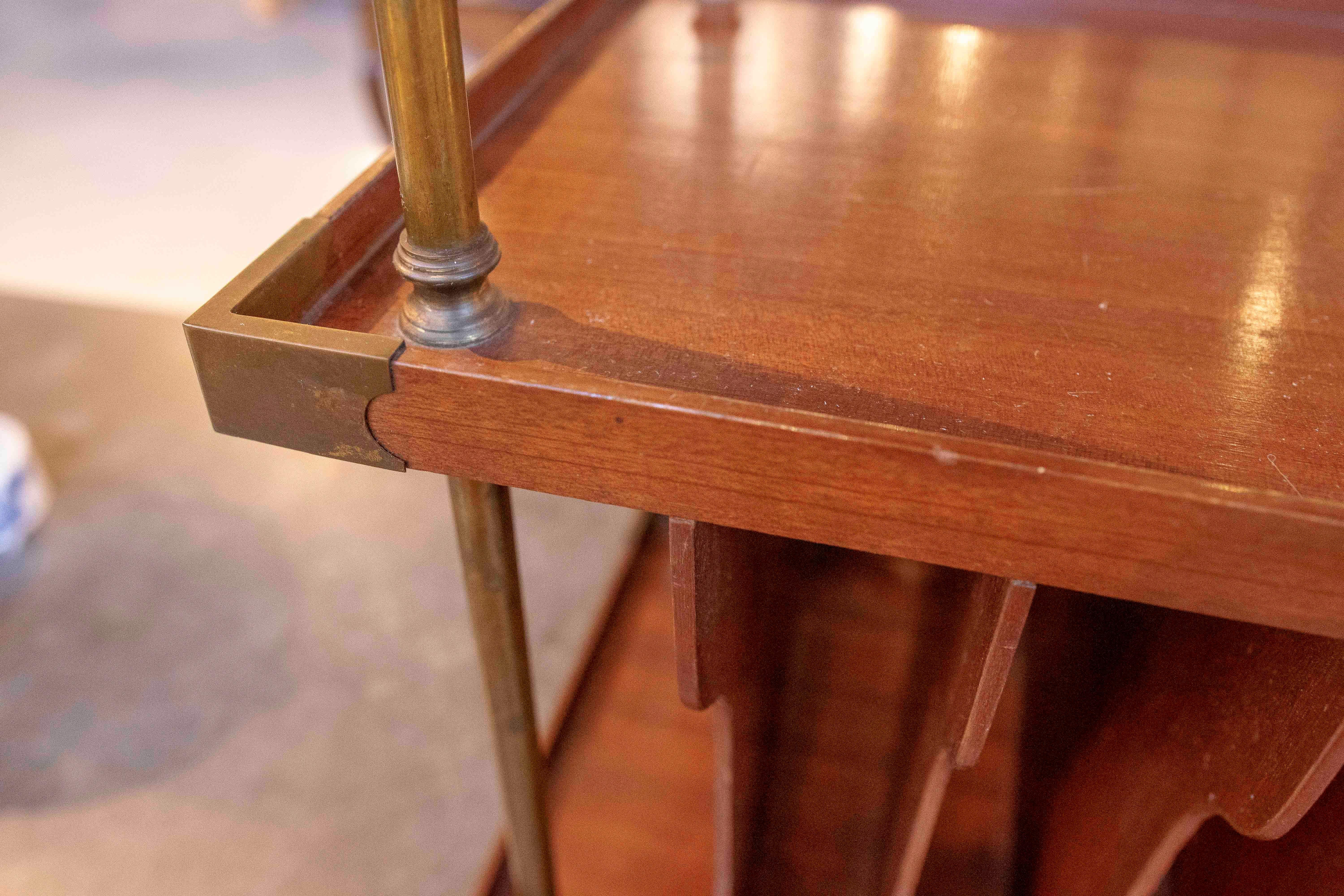 Table d'appoint Art déco des années 1950 en Wood et laiton avec porte-revues intégré en vente 7