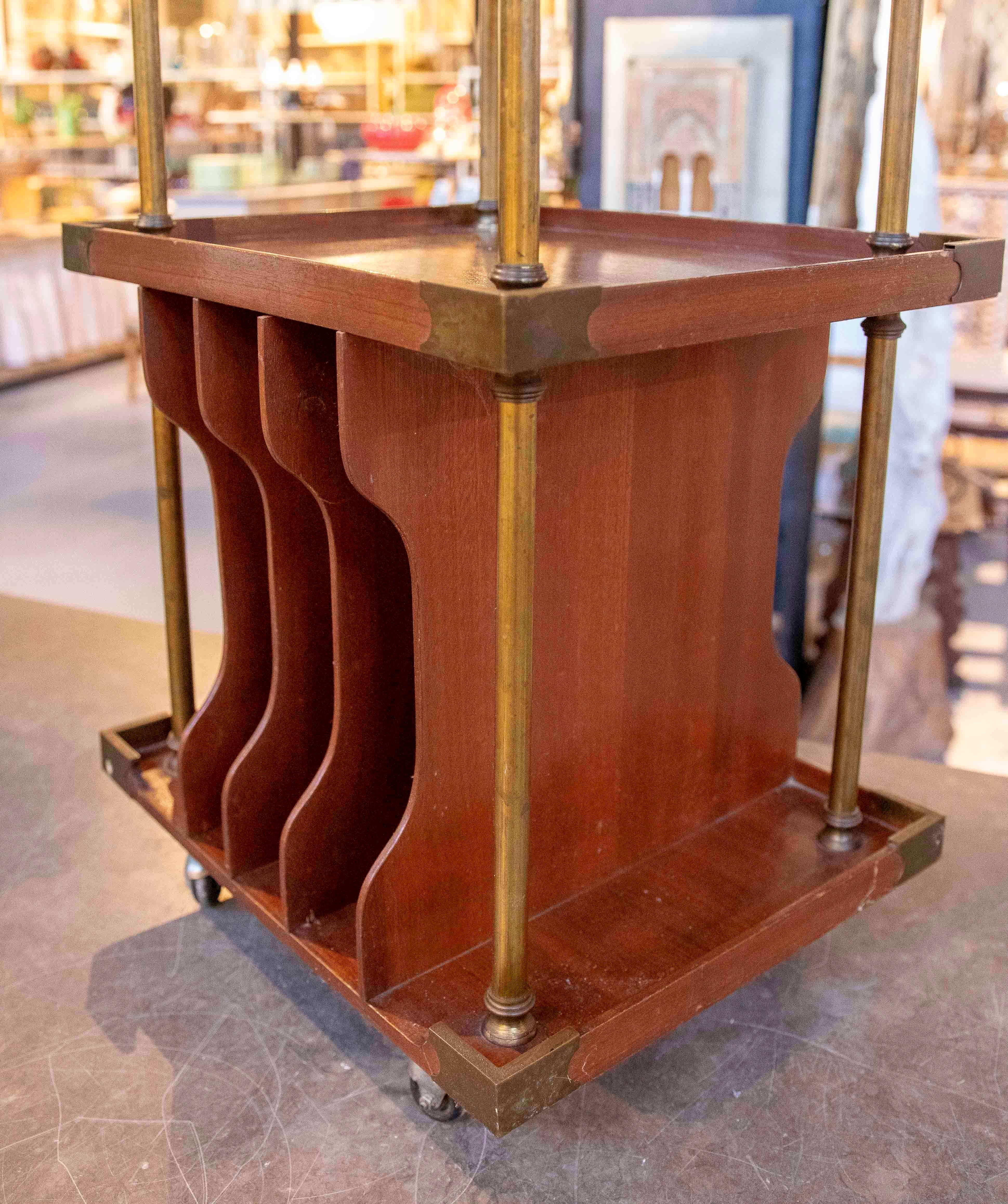 Anglais Table d'appoint Art déco des années 1950 en Wood et laiton avec porte-revues intégré en vente