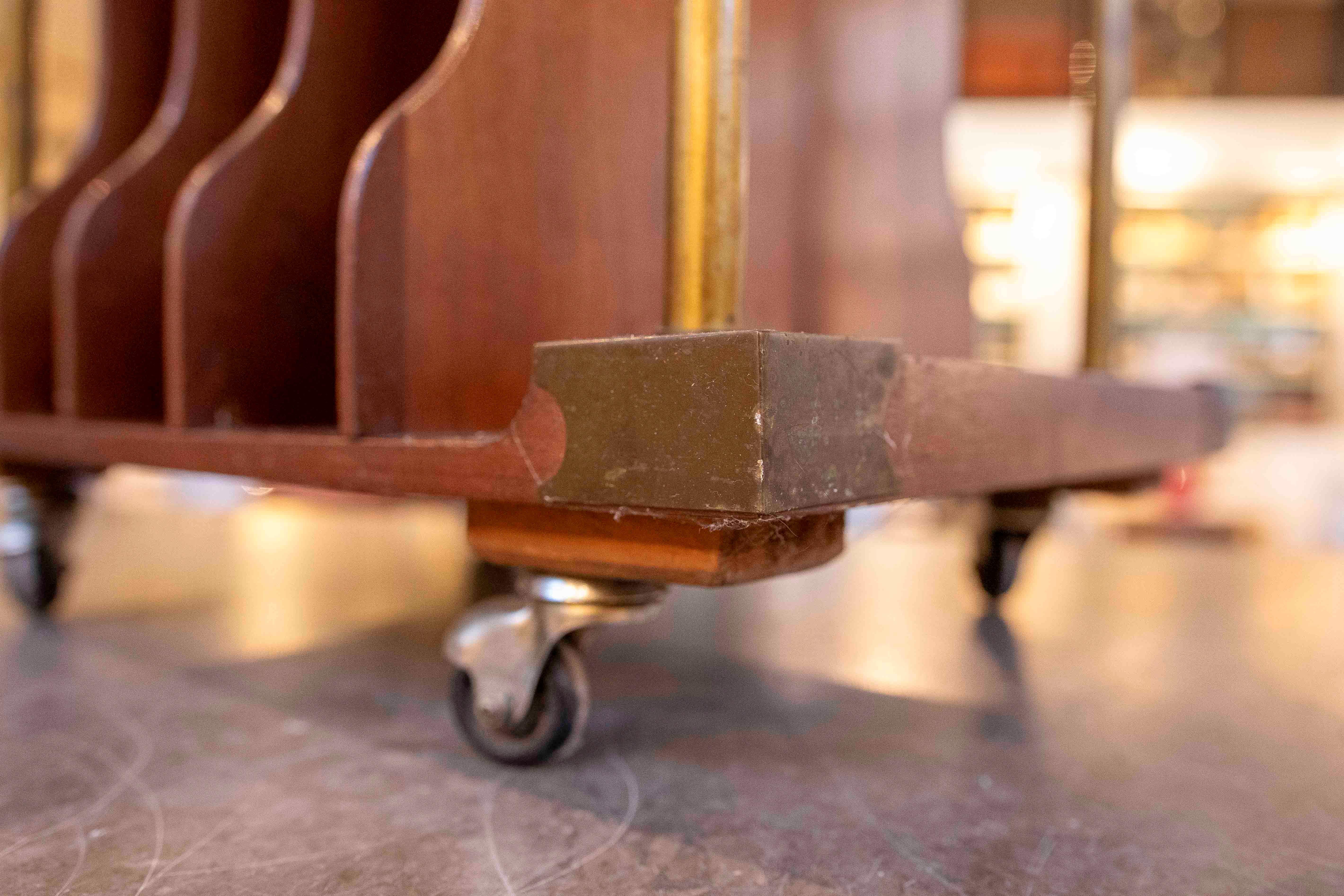 Table d'appoint Art déco des années 1950 en Wood et laiton avec porte-revues intégré Bon état - En vente à Marbella, ES