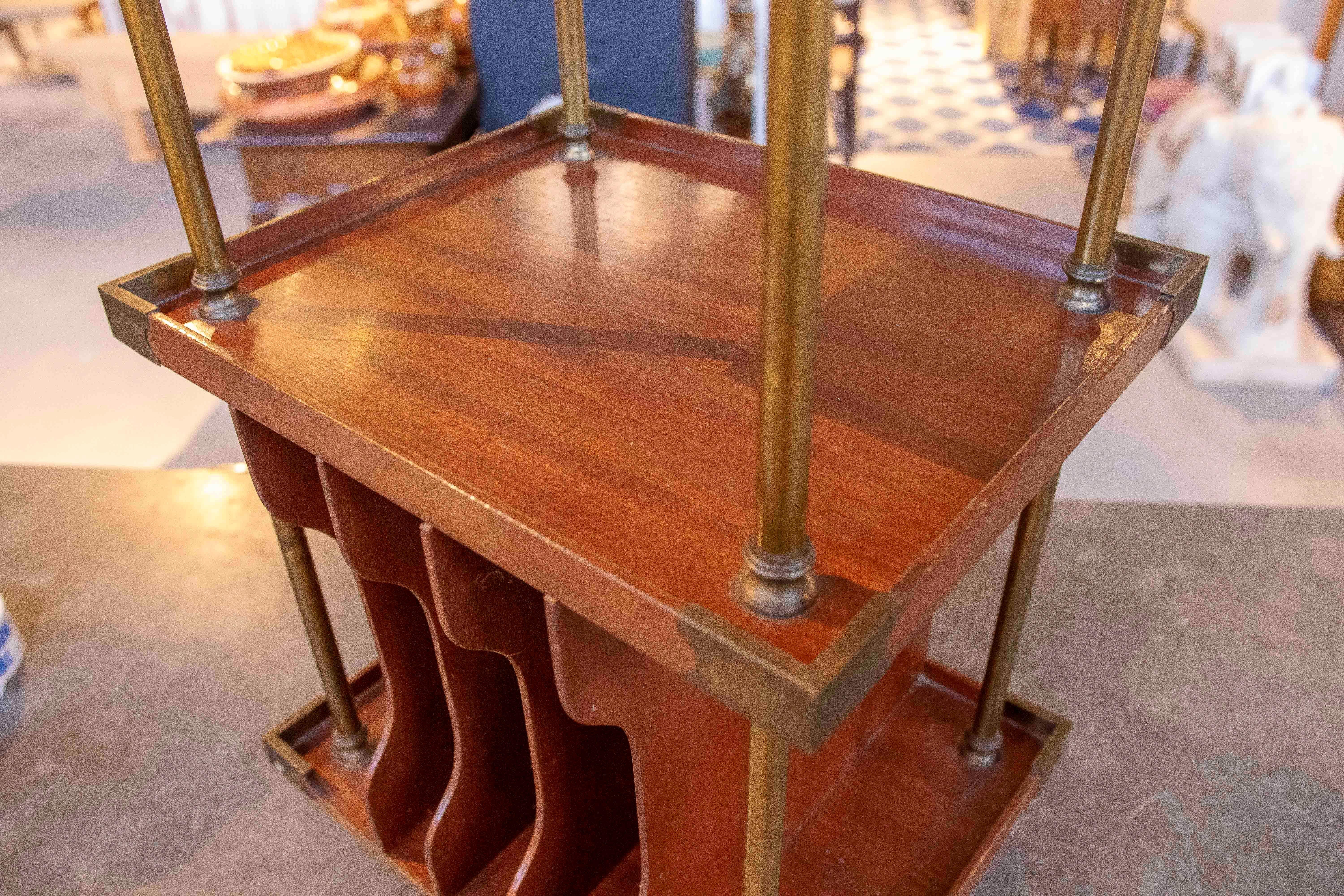 20ième siècle Table d'appoint Art déco des années 1950 en Wood et laiton avec porte-revues intégré en vente