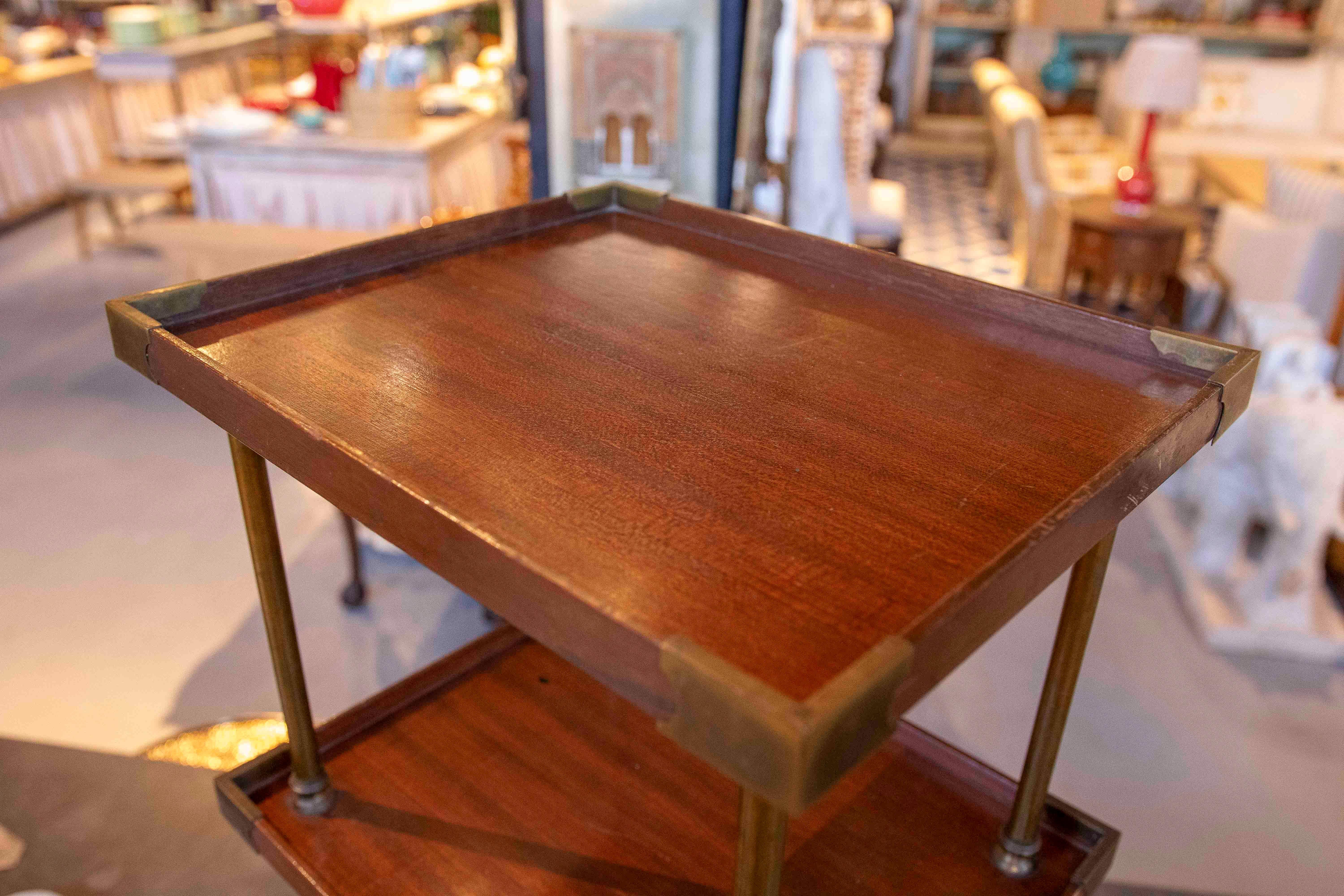 Laiton Table d'appoint Art déco des années 1950 en Wood et laiton avec porte-revues intégré en vente