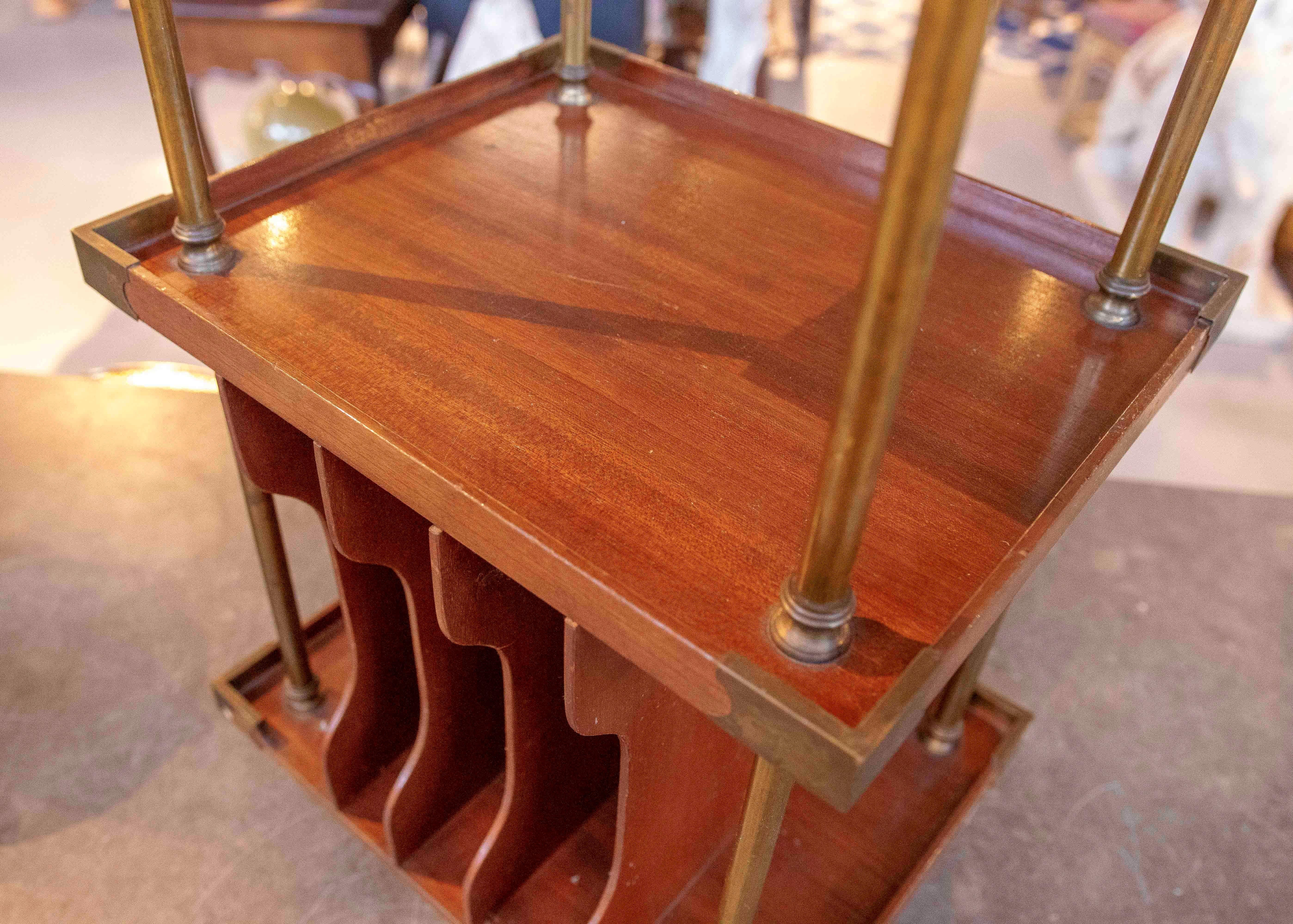 Table d'appoint Art déco des années 1950 en Wood et laiton avec porte-revues intégré en vente 1