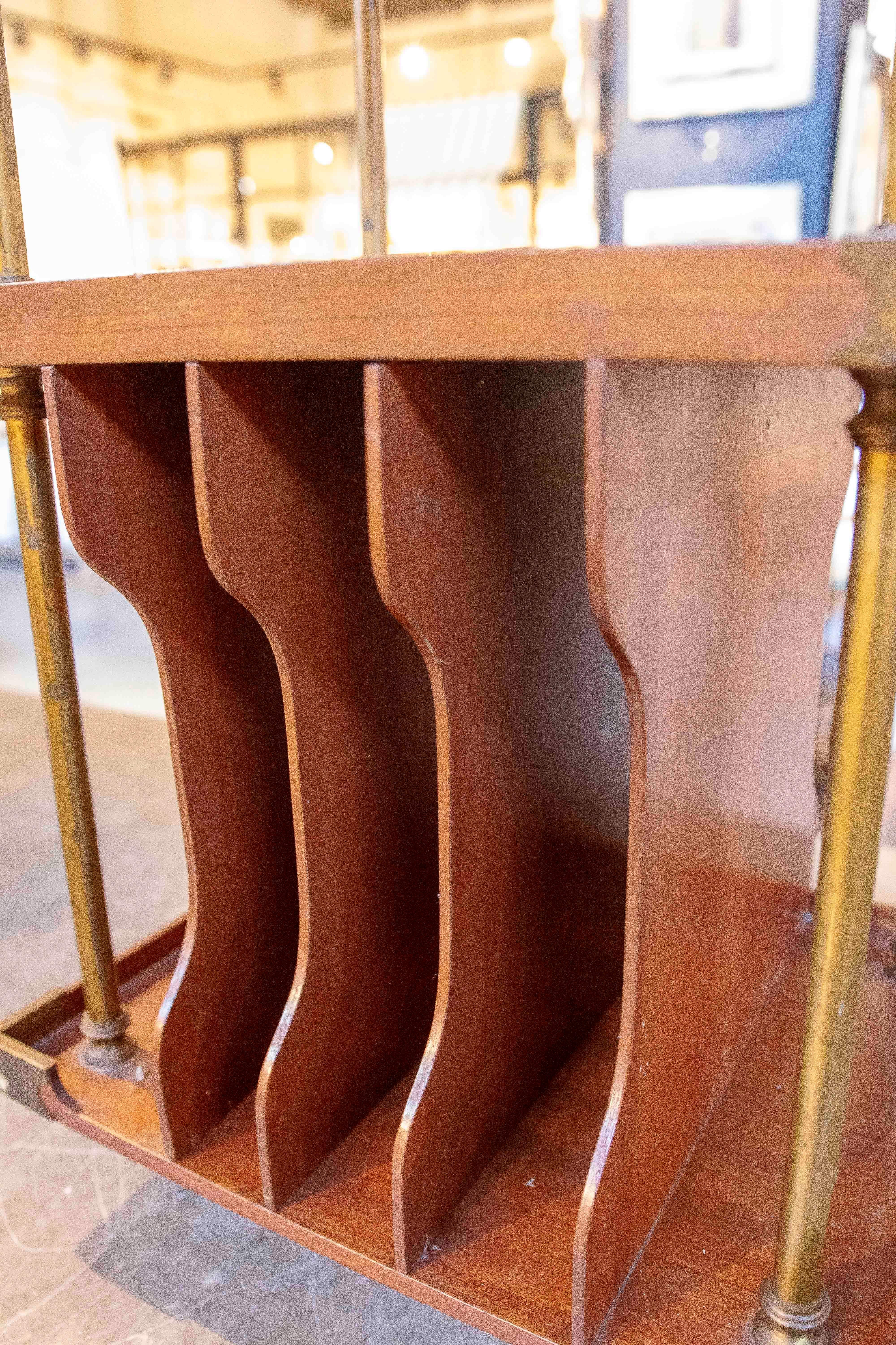 Table d'appoint Art déco des années 1950 en Wood et laiton avec porte-revues intégré en vente 2