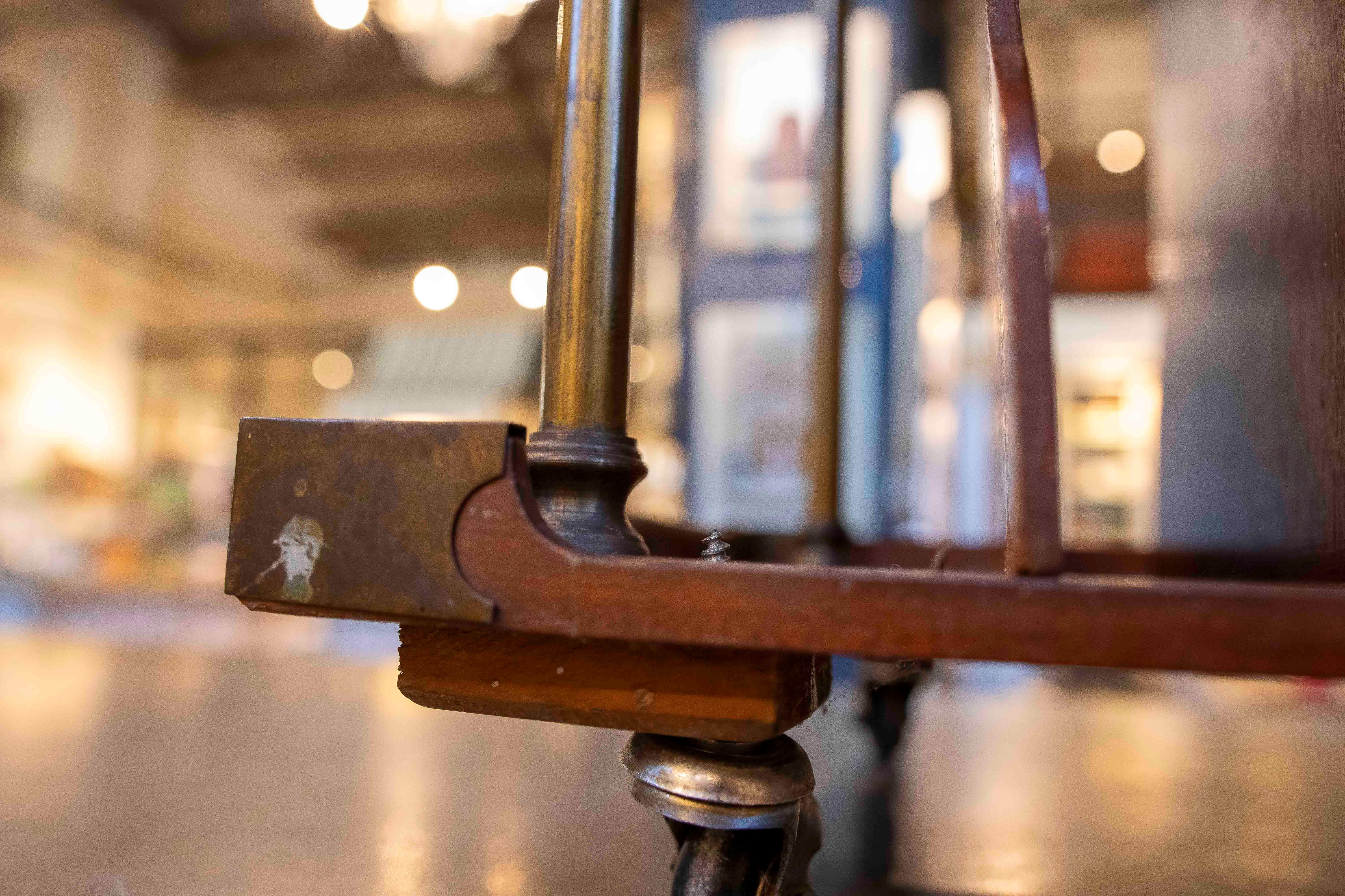 Table d'appoint Art déco des années 1950 en Wood et laiton avec porte-revues intégré en vente 3