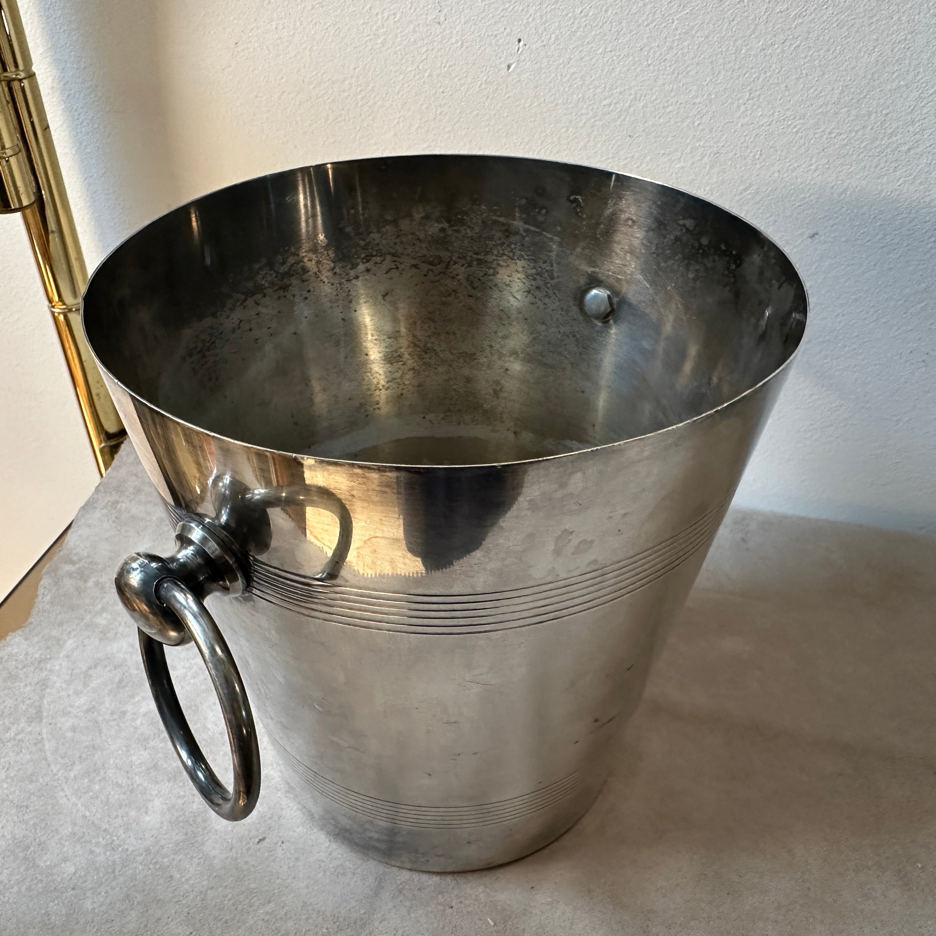 A silver plated champagne bucket designed and manufactured in France in the Fifties, it's in good conditions overall, silver plate is in original patina.
It embodies the elegance and glamour of the Art Deco era while also serving as a functional and