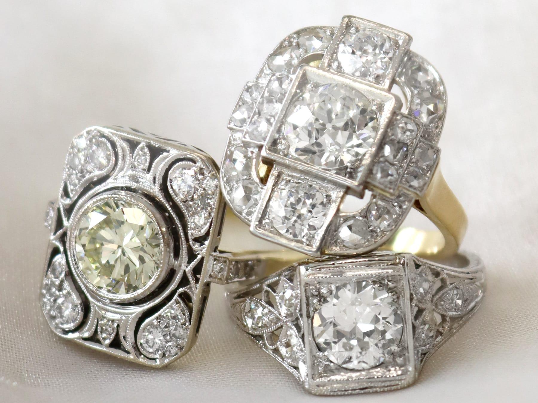 Superbe bague de robe ancienne des années 1950, en or jaune 14k et or blanc 14k, sertie de diamants de 2,08 carats, faisant partie de nos diverses collections de bijoux en diamants.

Cette bague en diamant de style Art déco, étonnante, fine et