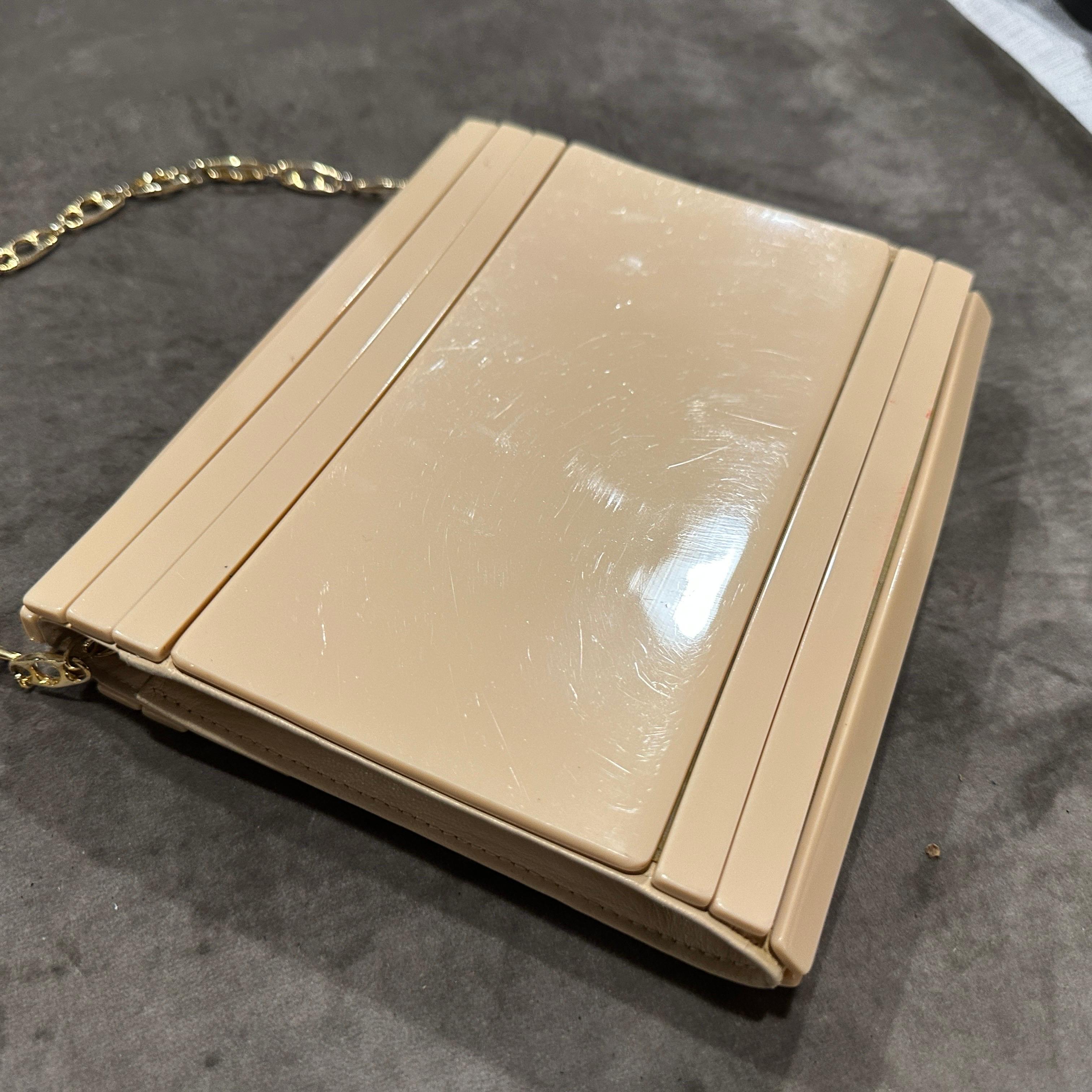 Sac de soirée en bakélite et cuir de couleur crème, style Art déco des années 1950 en vente 5