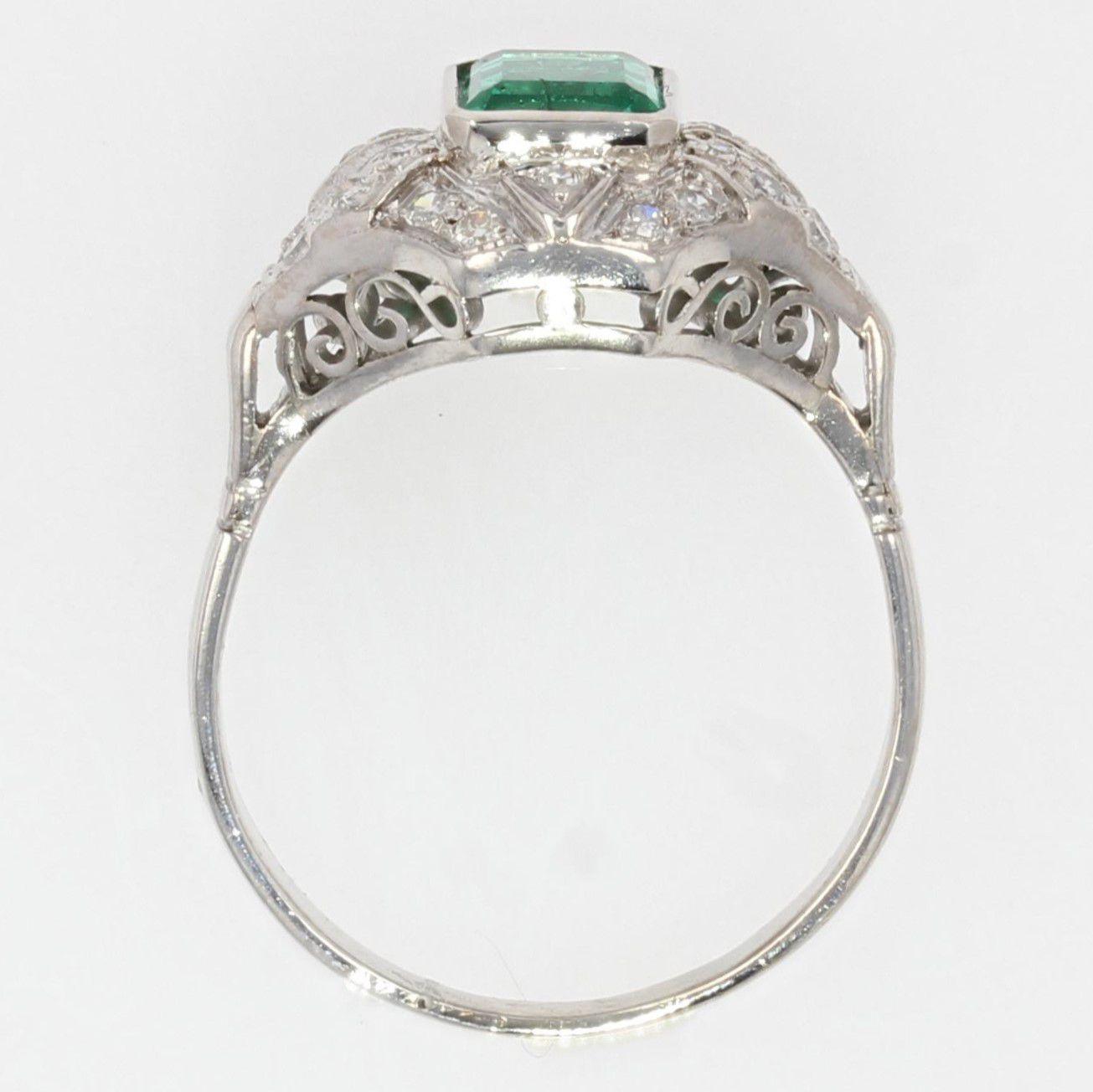 1950er Jahre Art Deco Stil Smaragd-Diamanten-Ring aus 18 Karat Weigold im Angebot 5