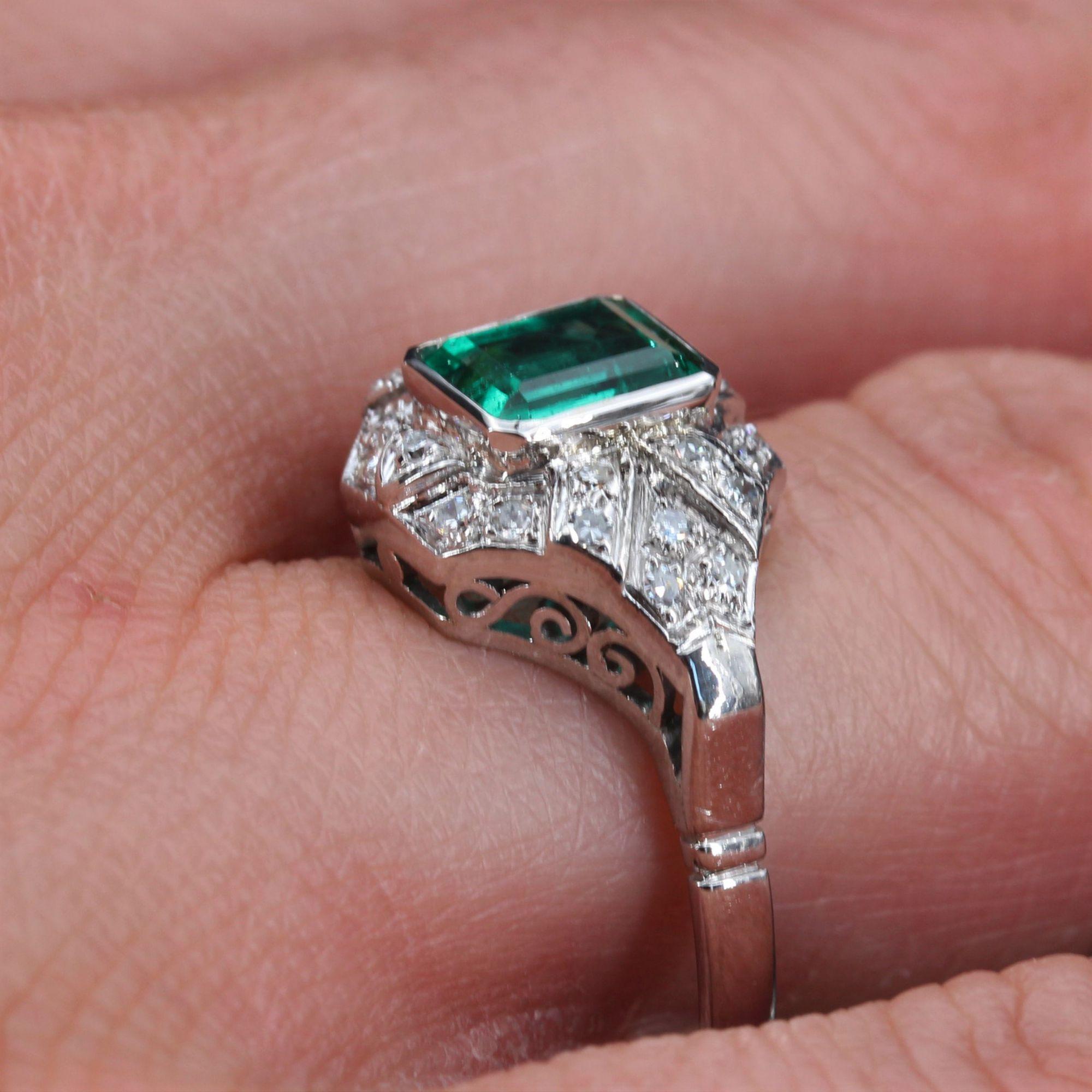 1950er Jahre Art Deco Stil Smaragd-Diamanten-Ring aus 18 Karat Weigold im Angebot 6