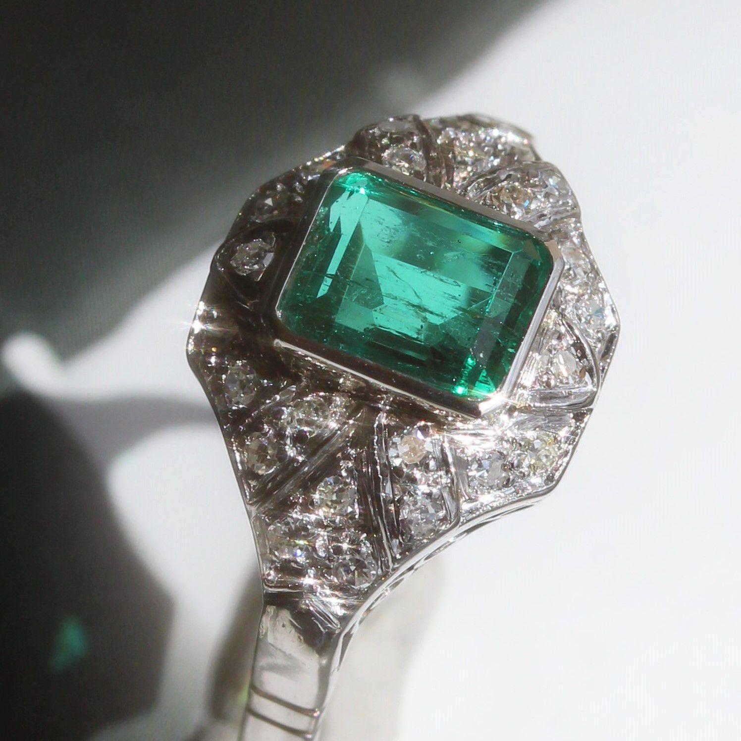 1950er Jahre Art Deco Stil Smaragd-Diamanten-Ring aus 18 Karat Weigold im Angebot 7