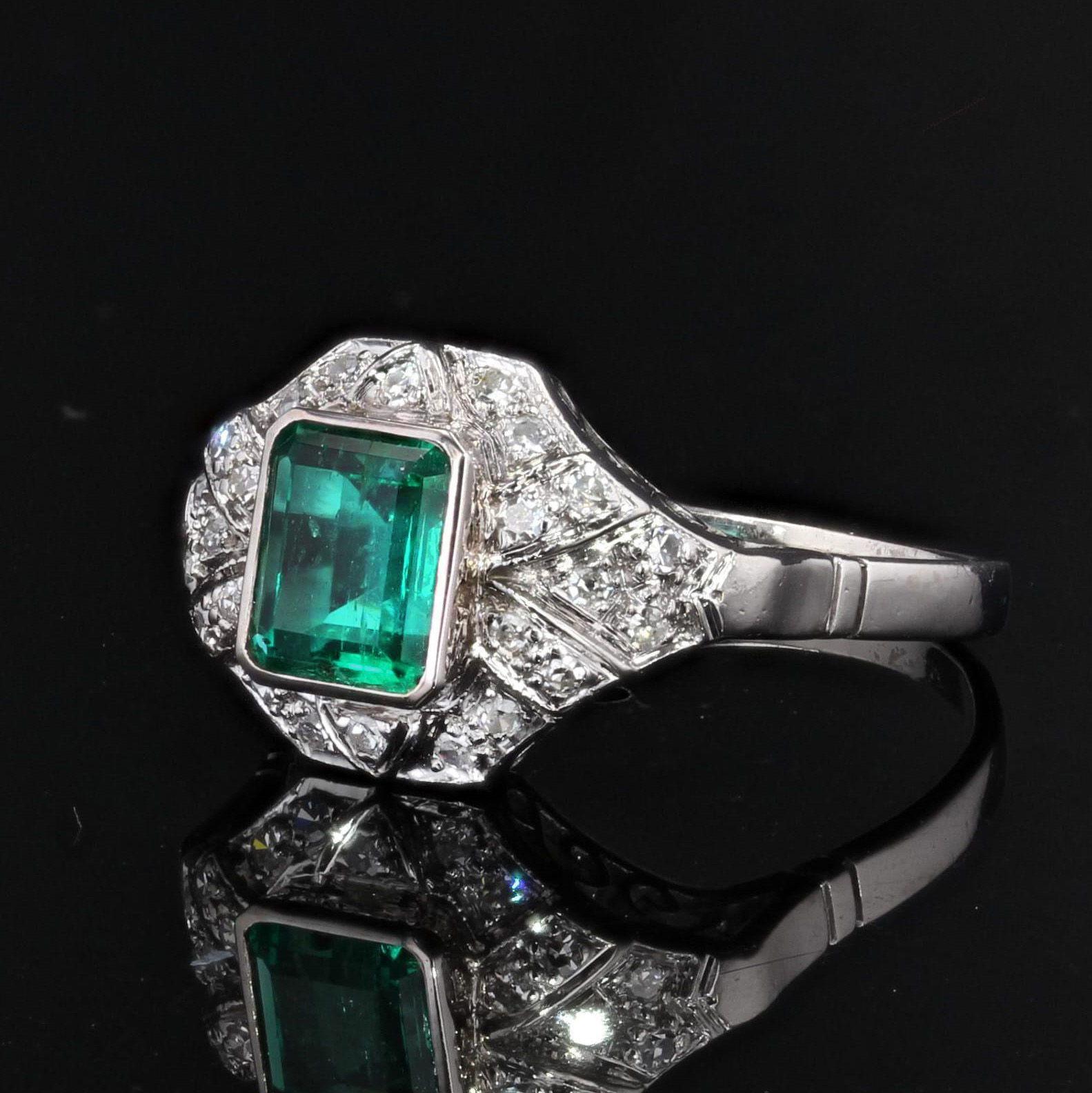 1950er Jahre Art Deco Stil Smaragd-Diamanten-Ring aus 18 Karat Weigold im Zustand „Hervorragend“ im Angebot in Poitiers, FR