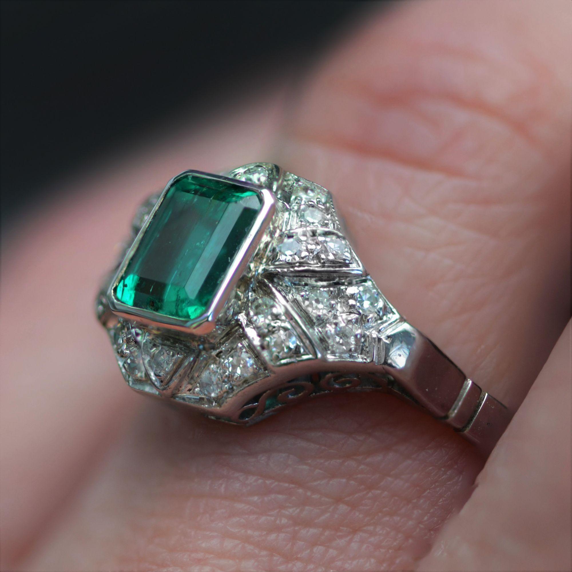 1950er Jahre Art Deco Stil Smaragd-Diamanten-Ring aus 18 Karat Weigold im Angebot 10