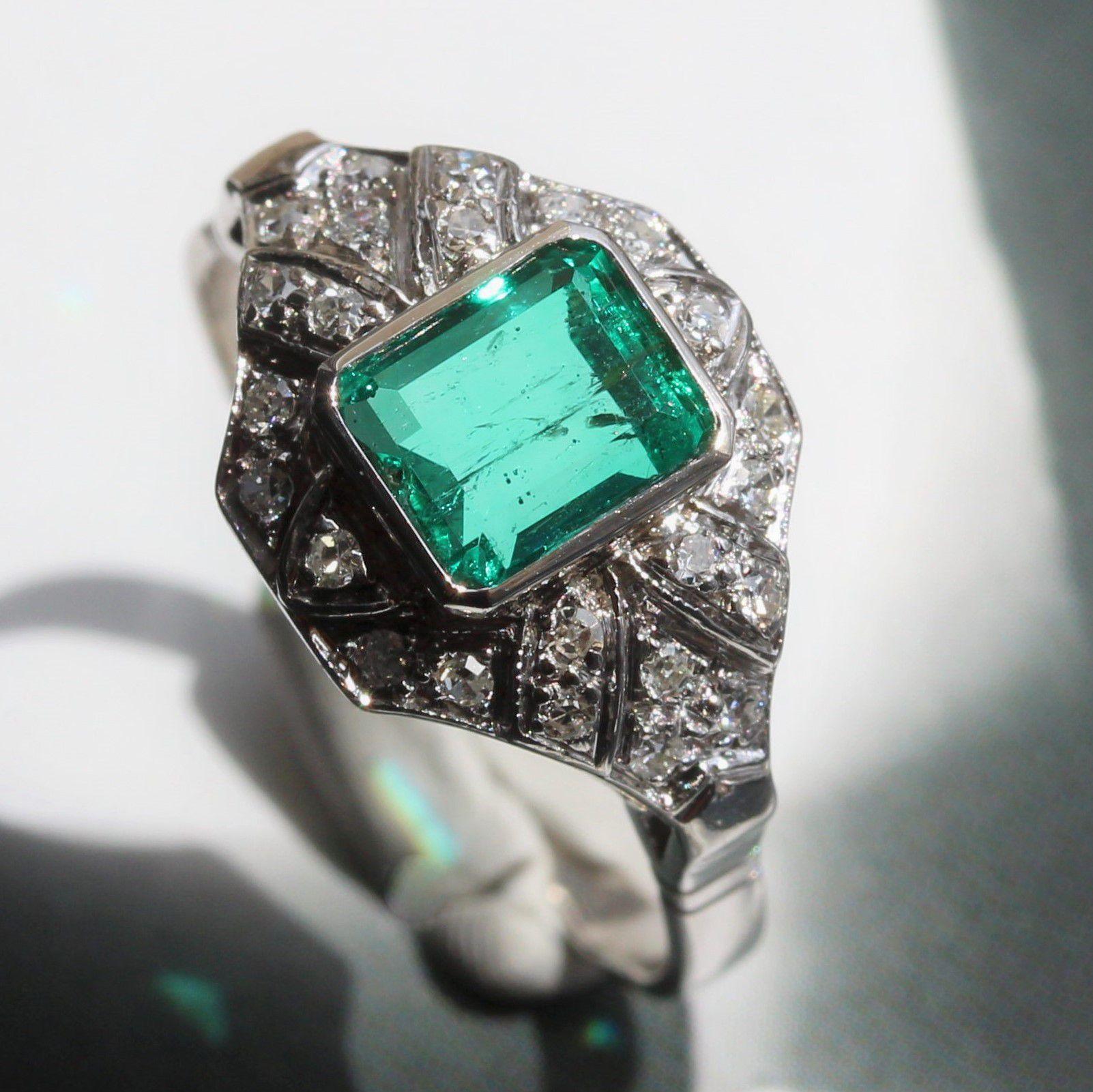 1950er Jahre Art Deco Stil Smaragd-Diamanten-Ring aus 18 Karat Weigold im Angebot 9