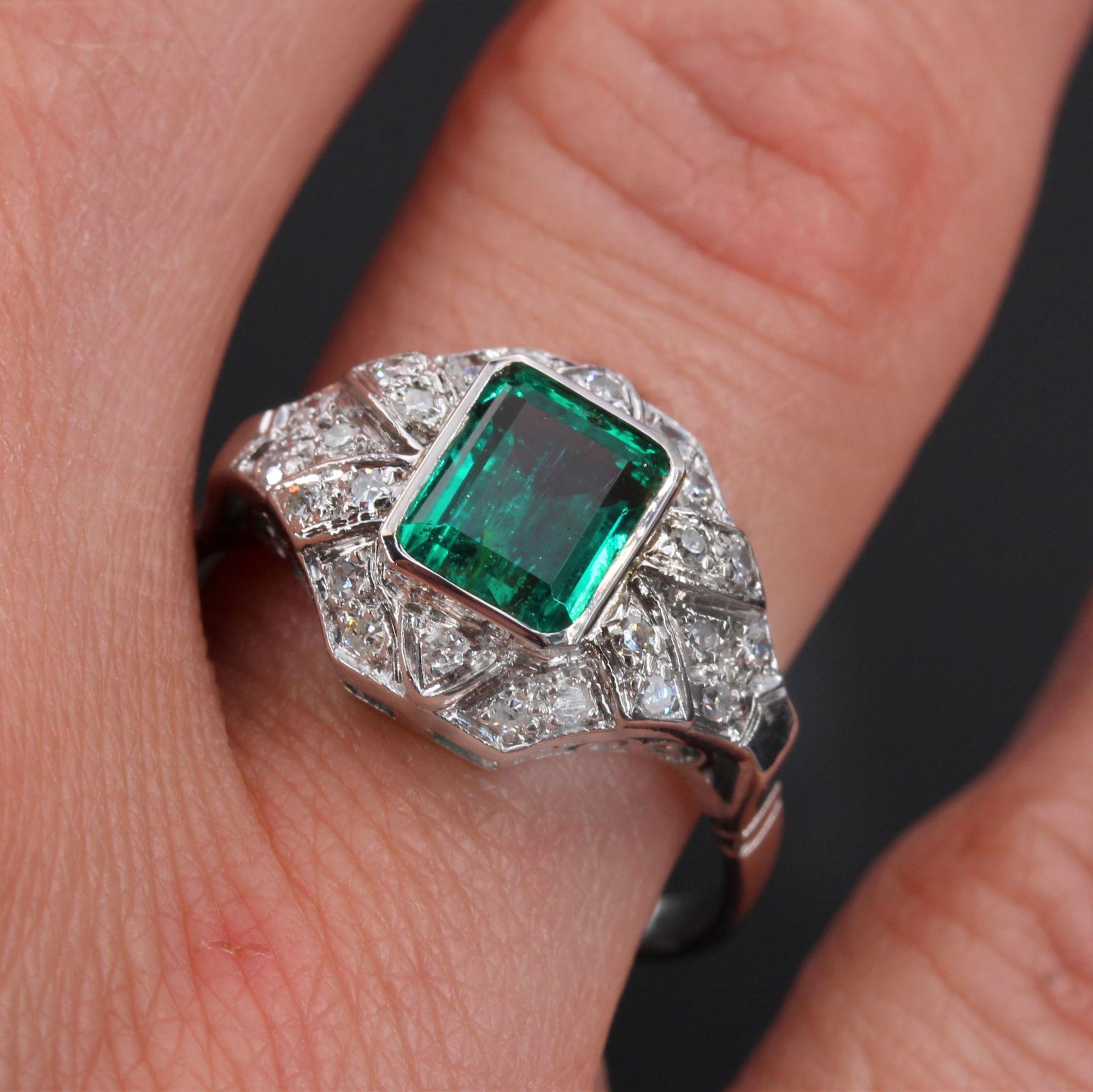 1950s Art Deco Style Emerald Diamonds 18 Karat White Gold Ring For Sale 1