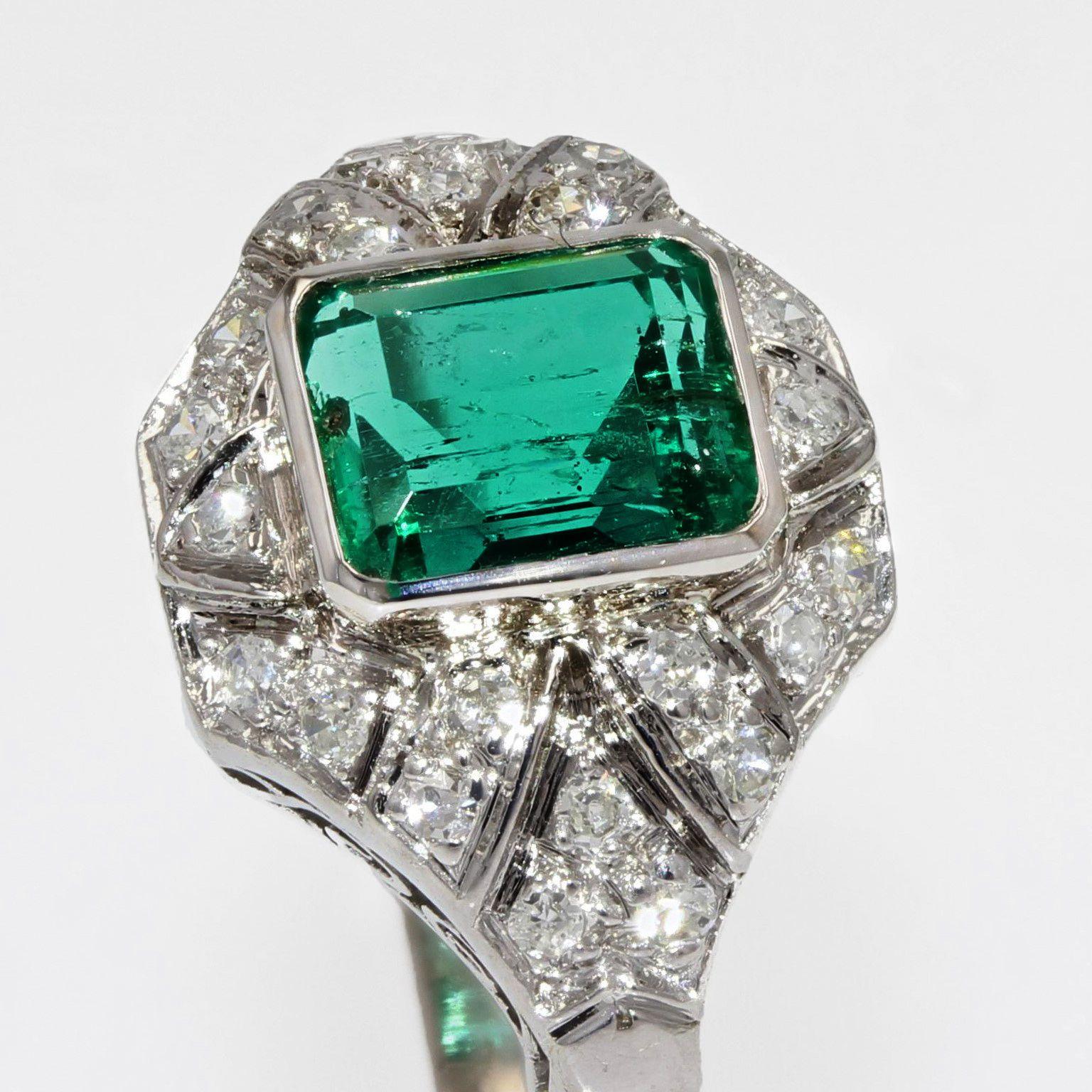 1950er Jahre Art Deco Stil Smaragd-Diamanten-Ring aus 18 Karat Weigold im Angebot 2