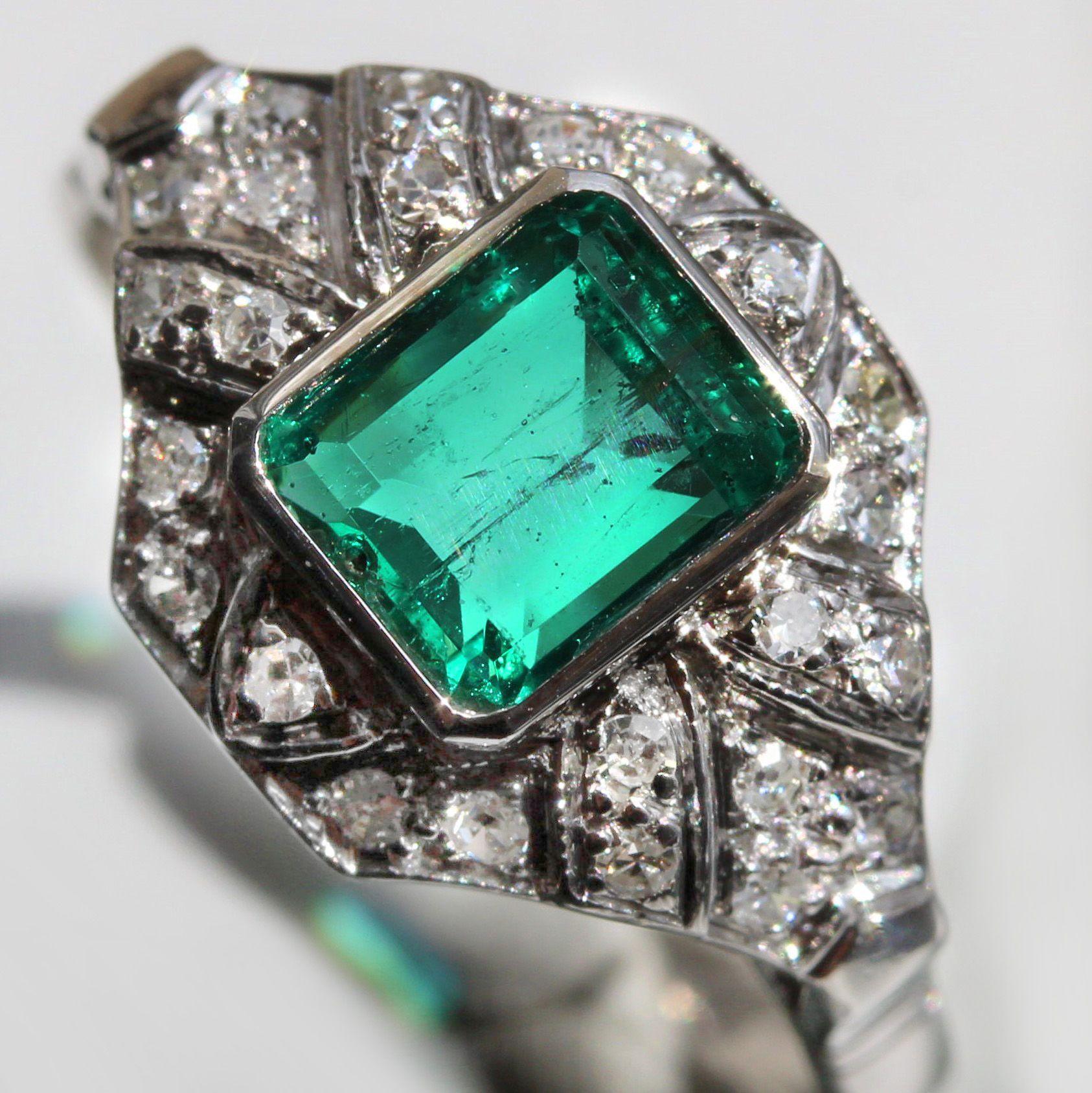 1950er Jahre Art Deco Stil Smaragd-Diamanten-Ring aus 18 Karat Weigold im Angebot 4