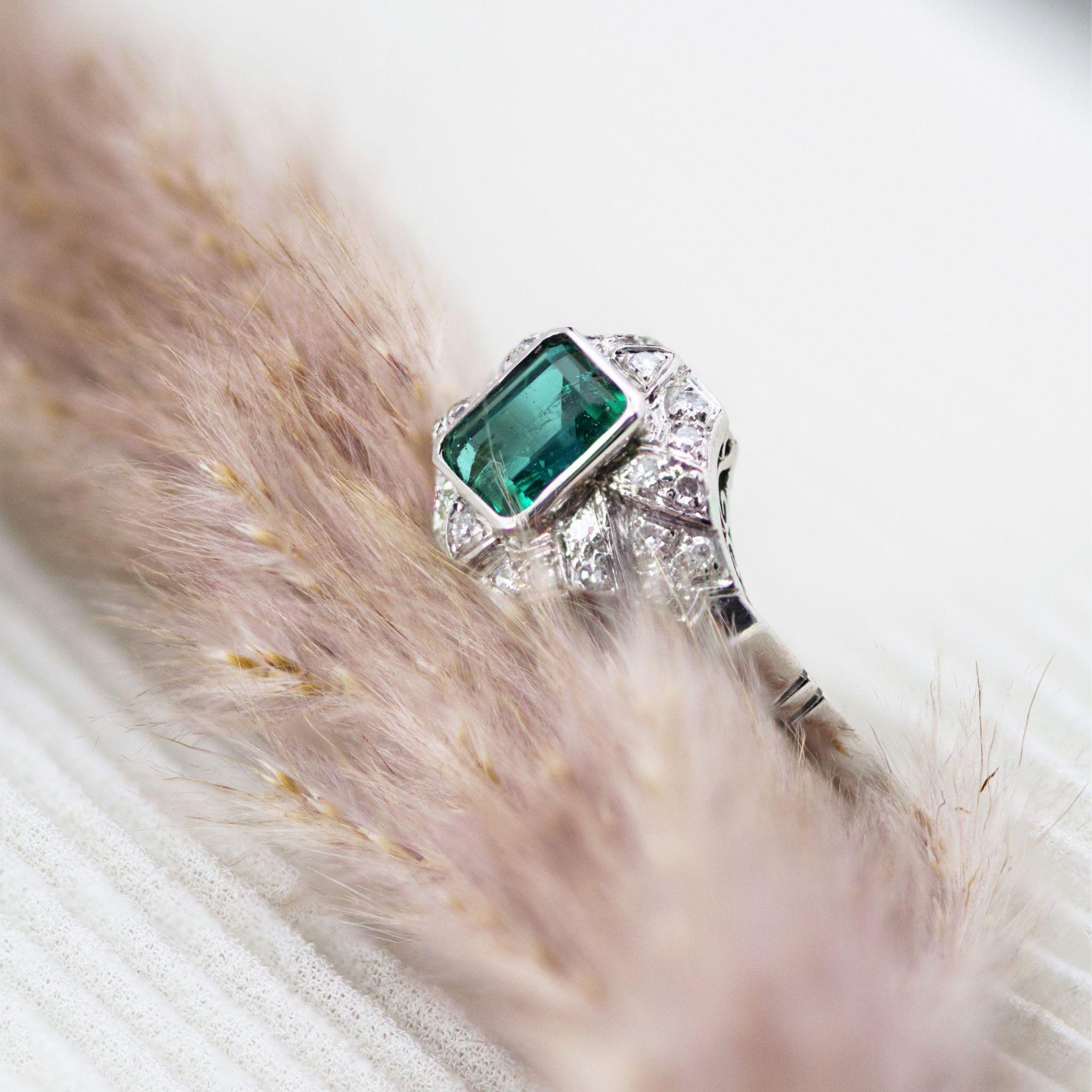 1950er Jahre Art Deco Stil Smaragd-Diamanten-Ring aus 18 Karat Weigold im Angebot 11