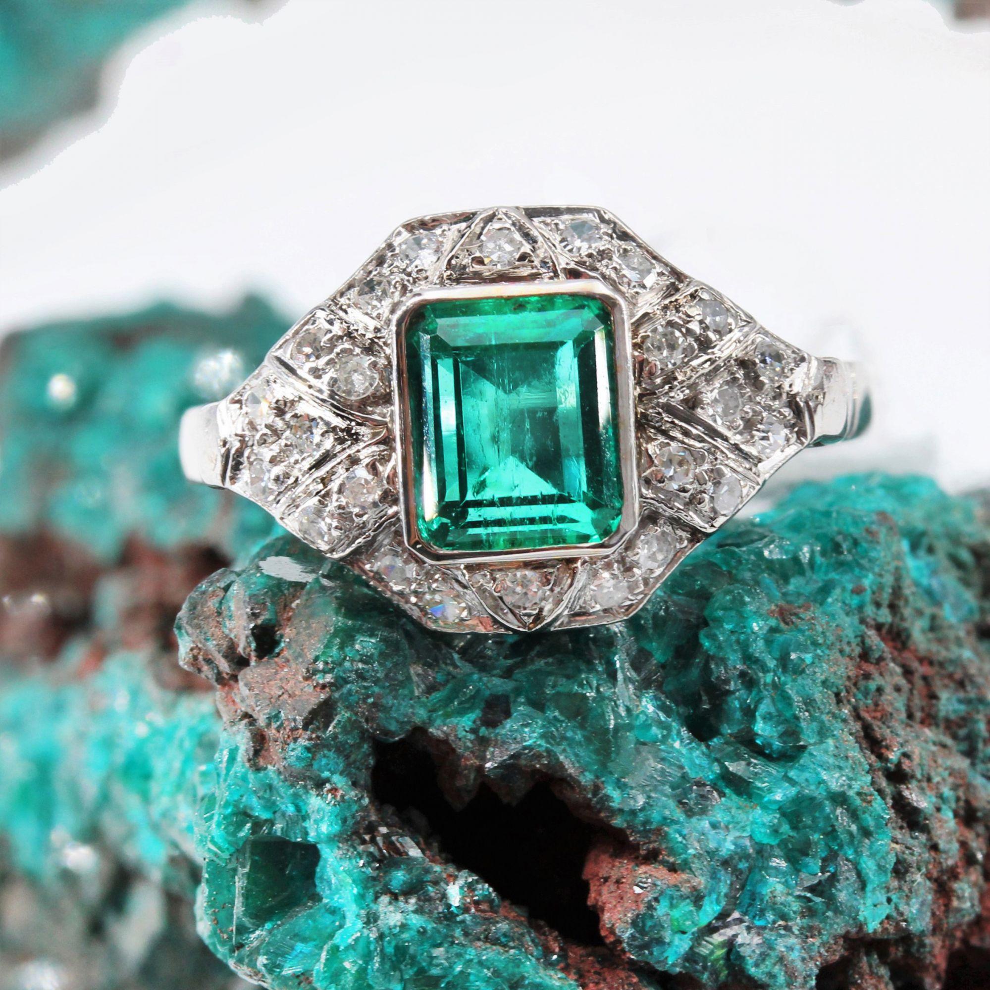 1950er Jahre Art Deco Stil Smaragd-Diamanten-Ring aus 18 Karat Weigold (Smaragdschliff) im Angebot
