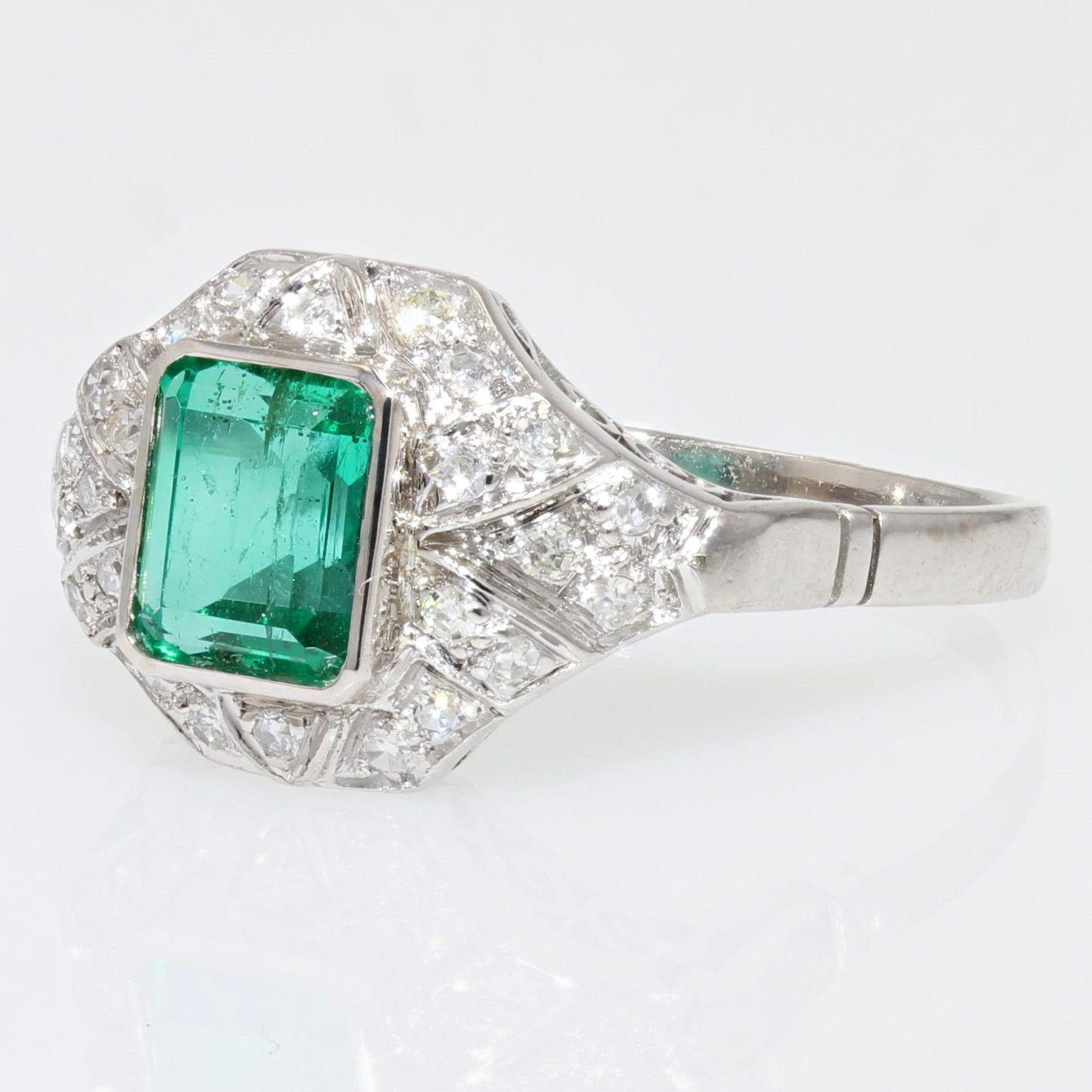 1950er Jahre Art Deco Stil Smaragd-Diamanten-Ring aus 18 Karat Weigold im Angebot 1