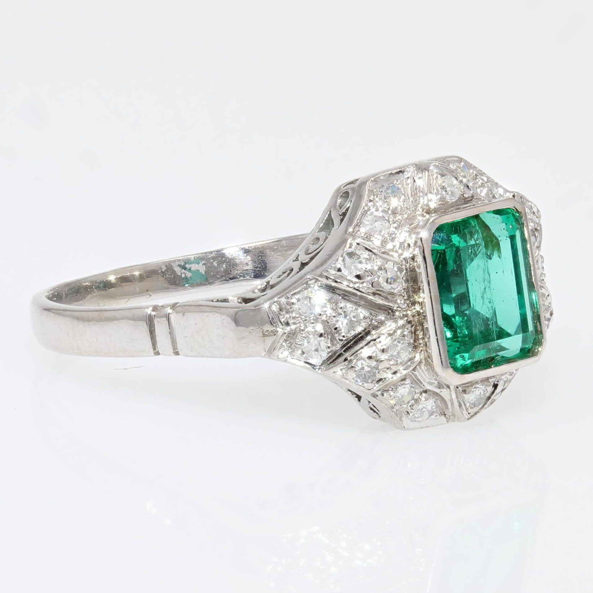 1950er Jahre Art Deco Stil Smaragd-Diamanten-Ring aus 18 Karat Weigold im Angebot 3
