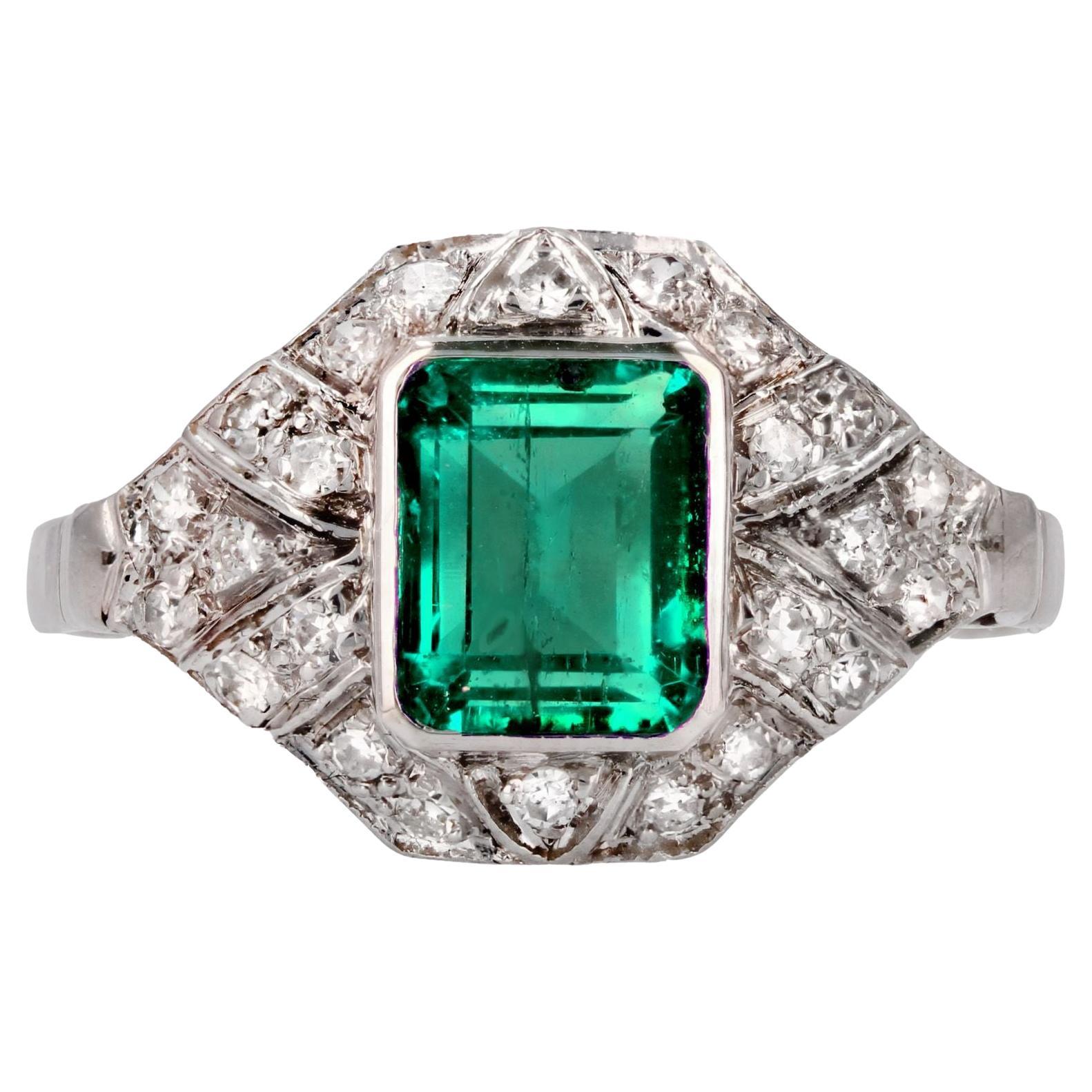 1950er Jahre Art Deco Stil Smaragd-Diamanten-Ring aus 18 Karat Weigold im Angebot