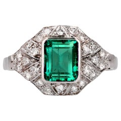 Retro 1950s Art Deco Style Emerald Diamonds 18 Karat White Gold Ring