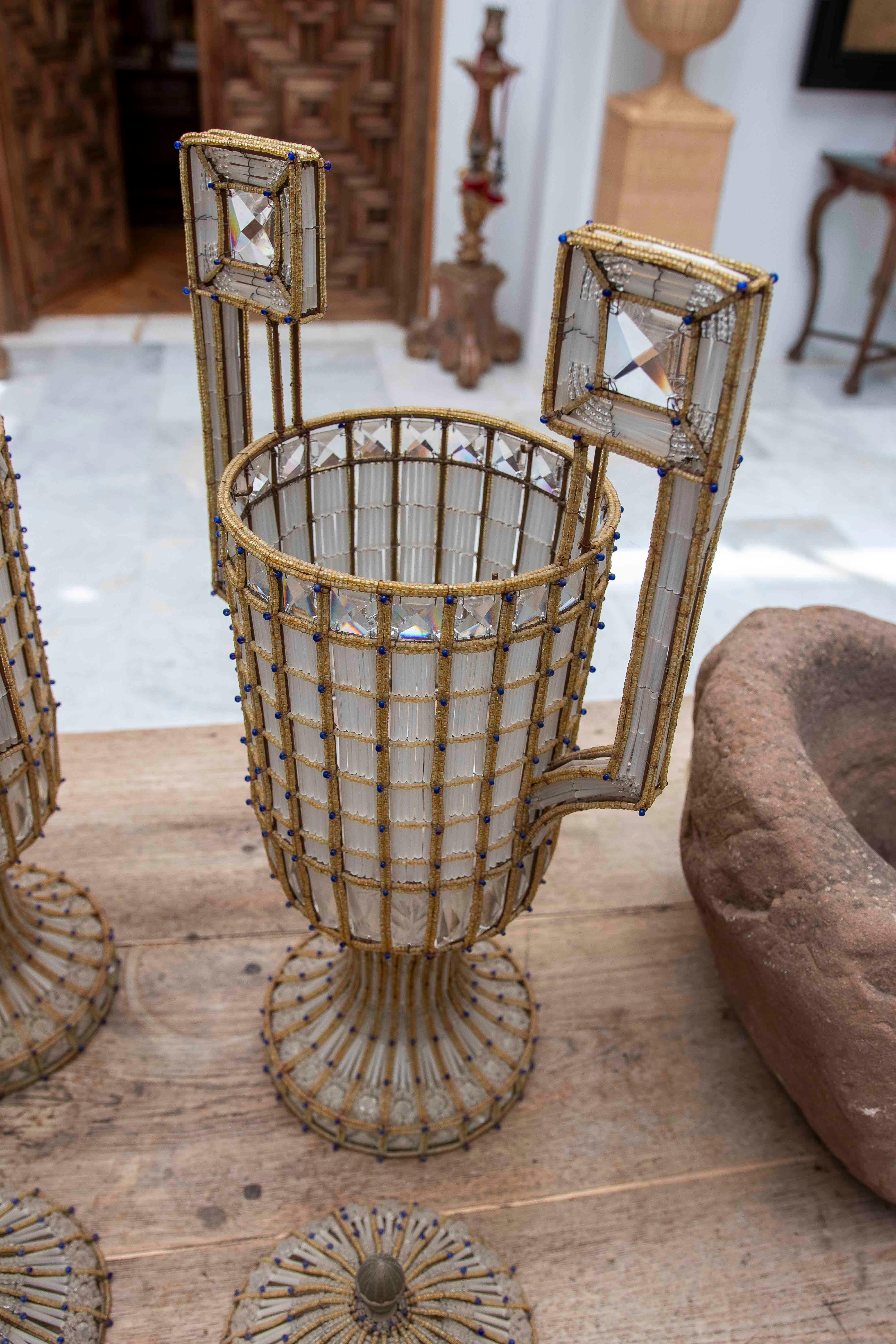 Paire de lampes en forme d'urne en verre taillé et structure métallique de style Metal Art Deco des années 1950. en vente 7