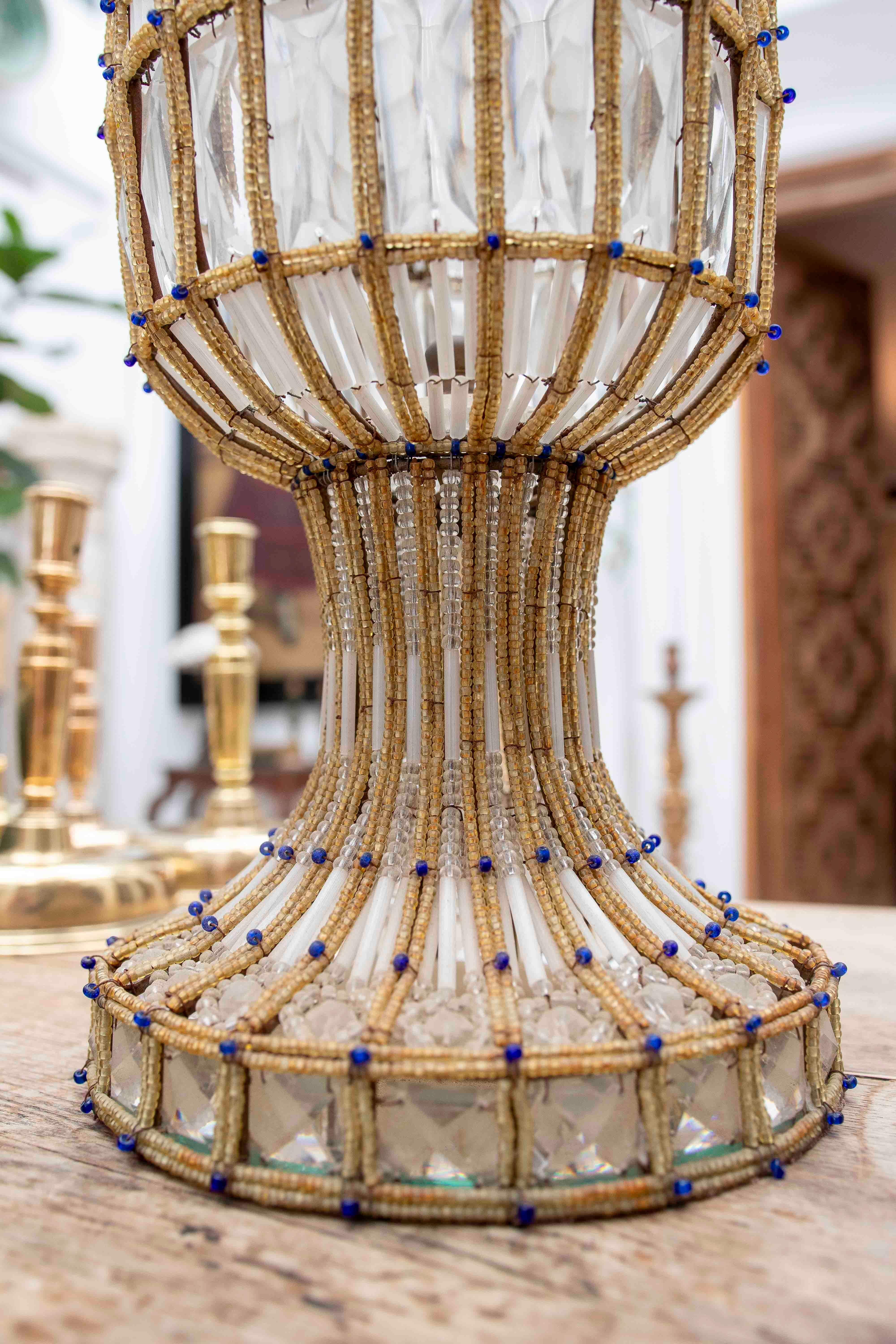 Paire de lampes en forme d'urne en verre taillé et structure métallique de style Metal Art Deco des années 1950. en vente 8