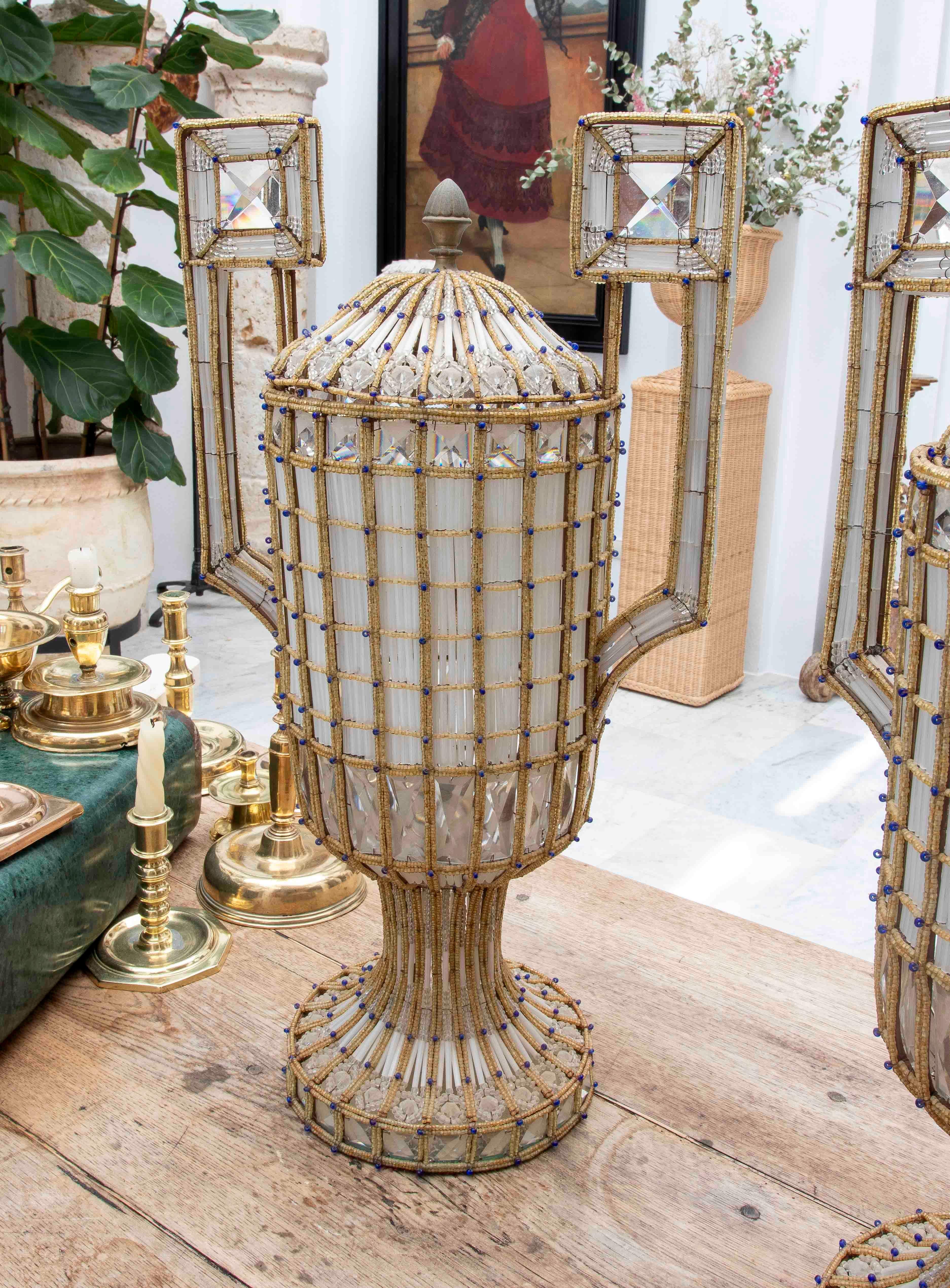 italien Paire de lampes en forme d'urne en verre taillé et structure métallique de style Metal Art Deco des années 1950. en vente