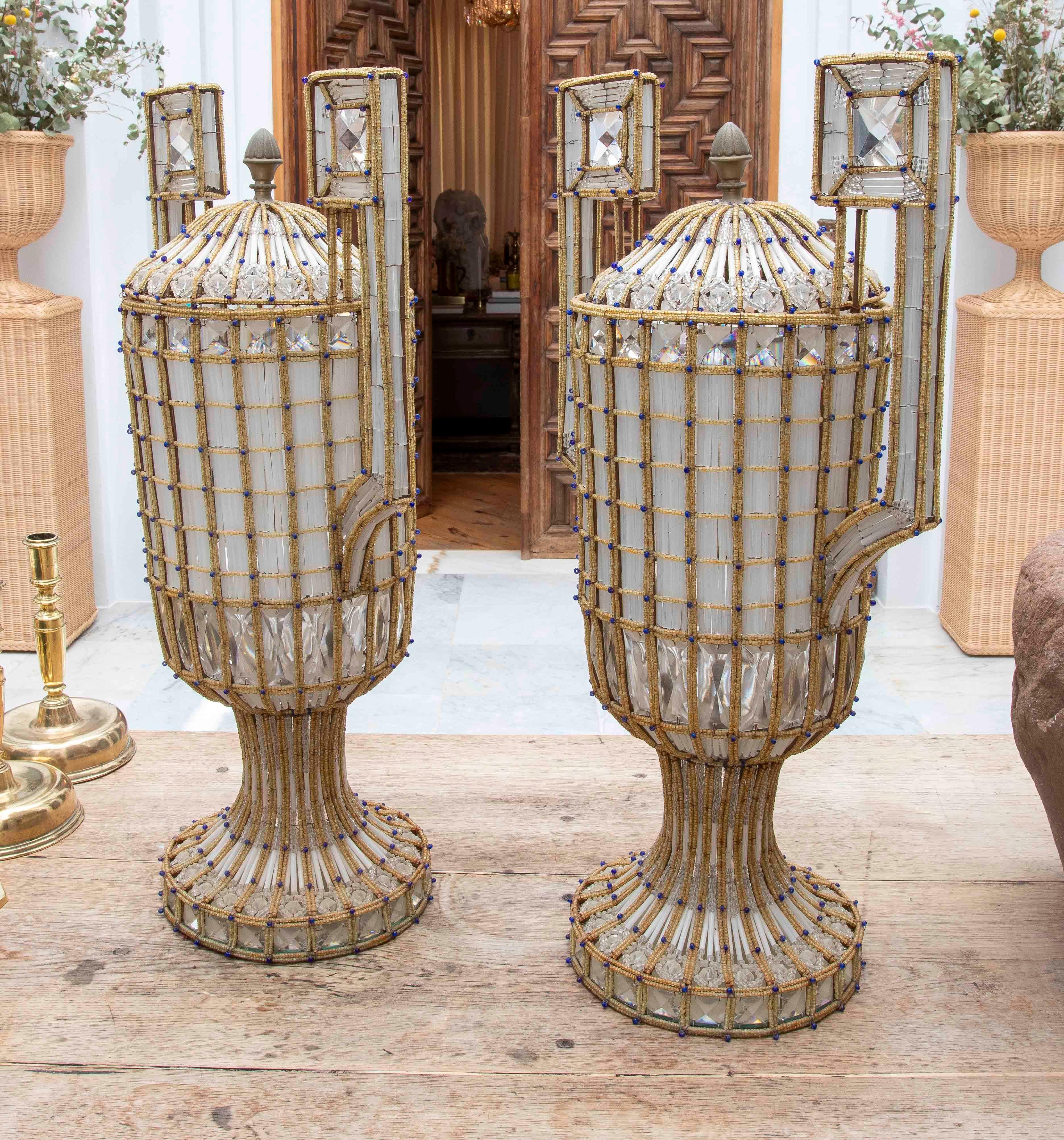 Paire de lampes en forme d'urne en verre taillé et structure métallique de style Metal Art Deco des années 1950. Bon état - En vente à Marbella, ES