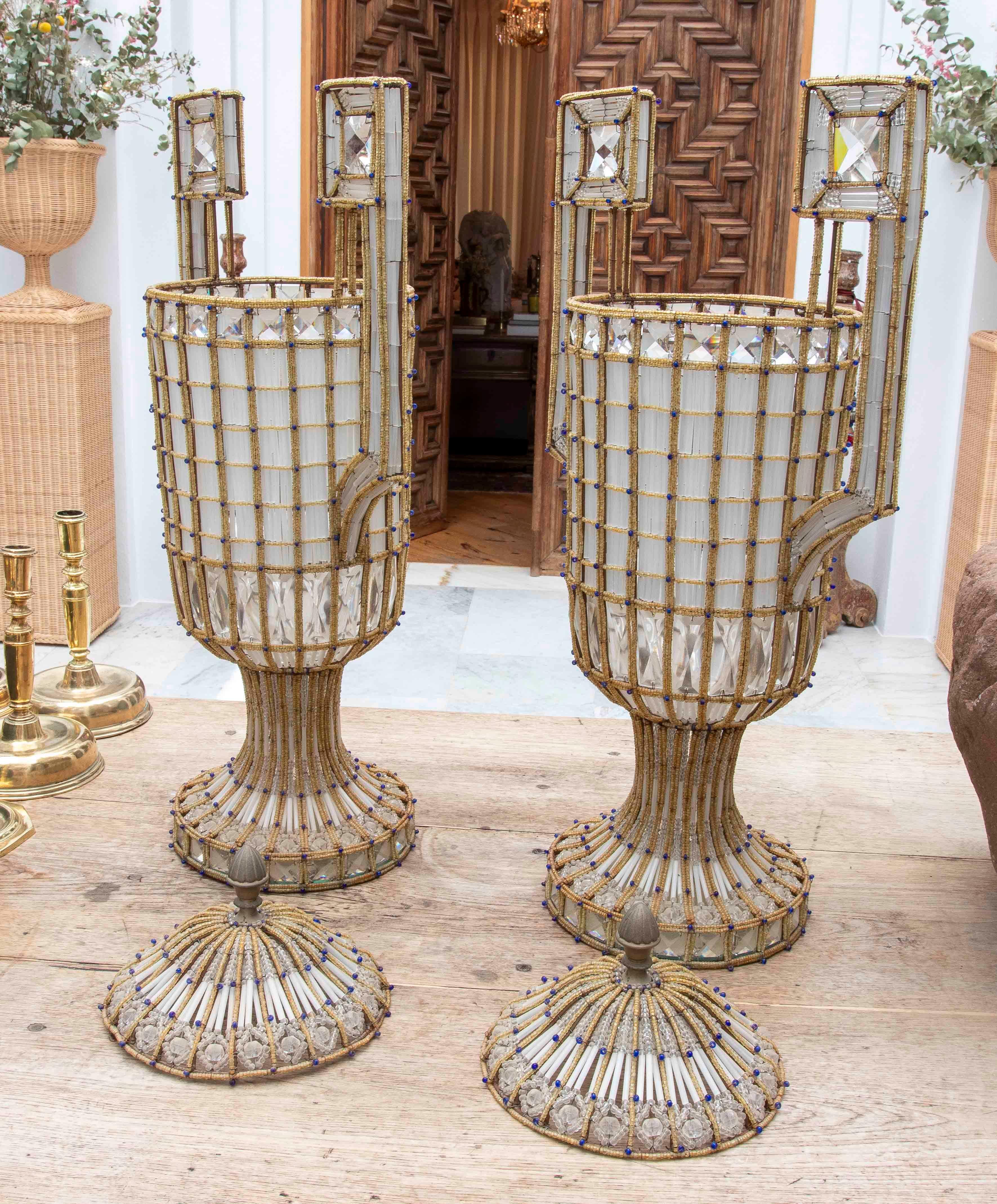 20ième siècle Paire de lampes en forme d'urne en verre taillé et structure métallique de style Metal Art Deco des années 1950. en vente
