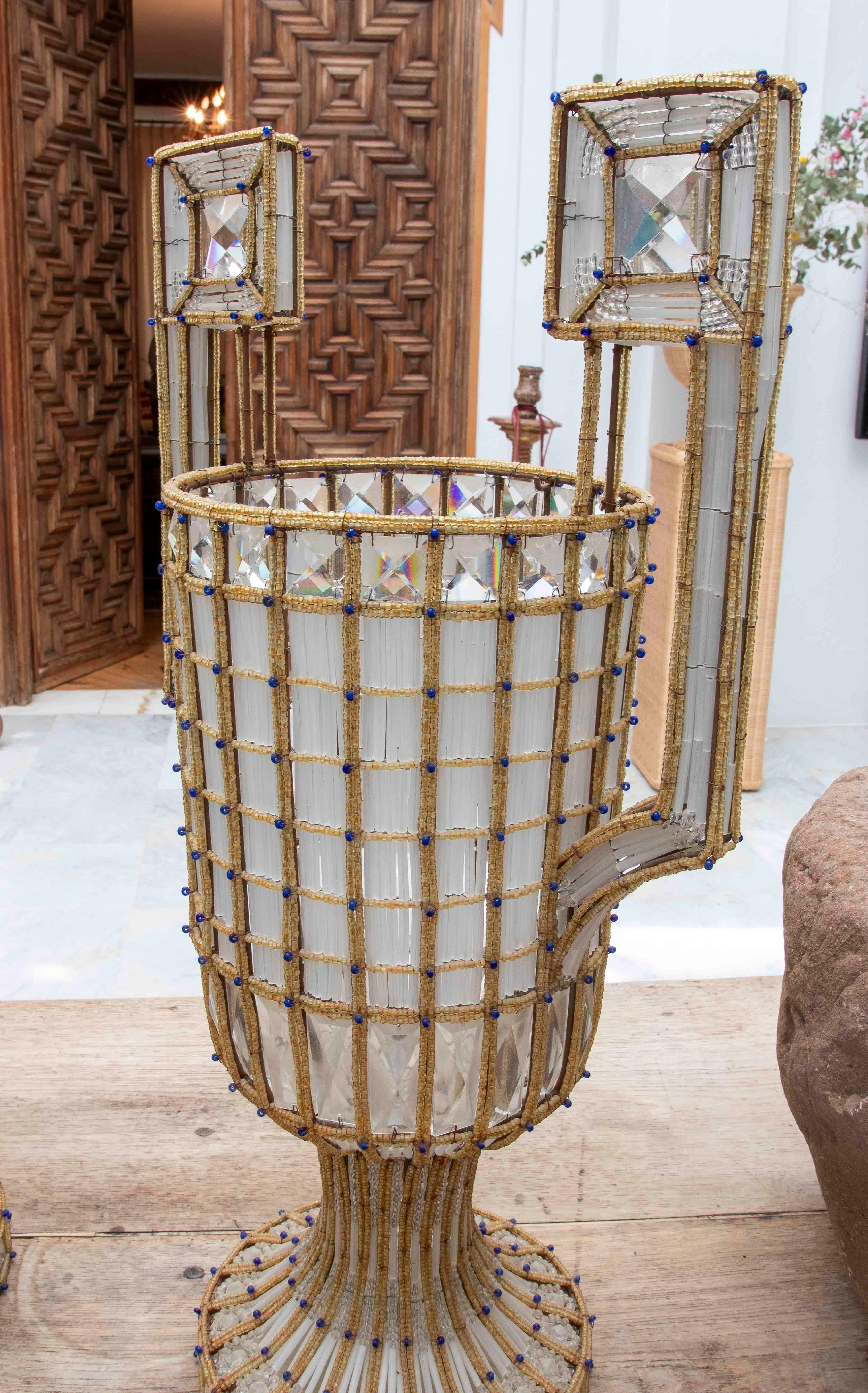 Verre Paire de lampes en forme d'urne en verre taillé et structure métallique de style Metal Art Deco des années 1950. en vente