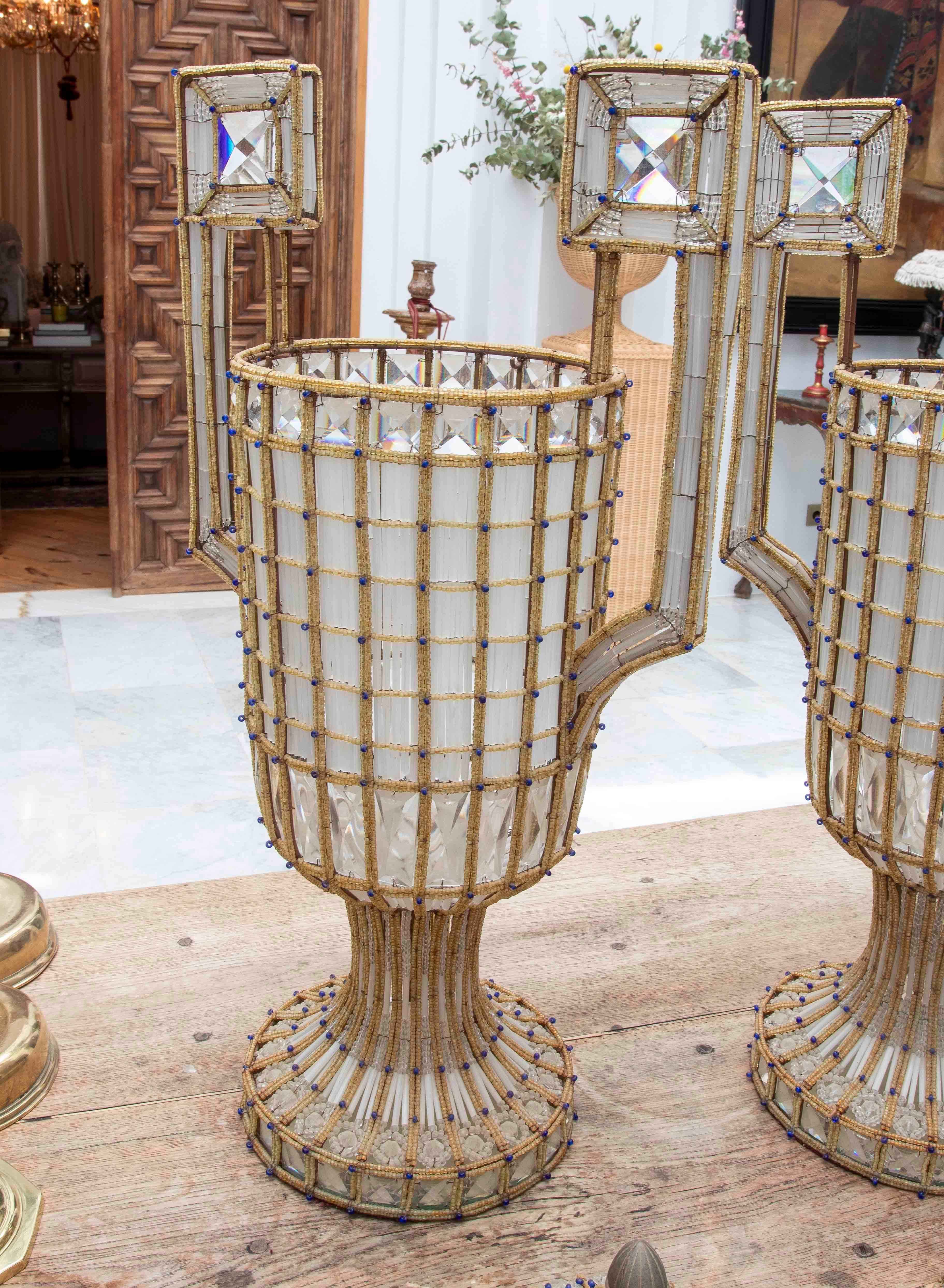 Paire de lampes en forme d'urne en verre taillé et structure métallique de style Metal Art Deco des années 1950. en vente 1