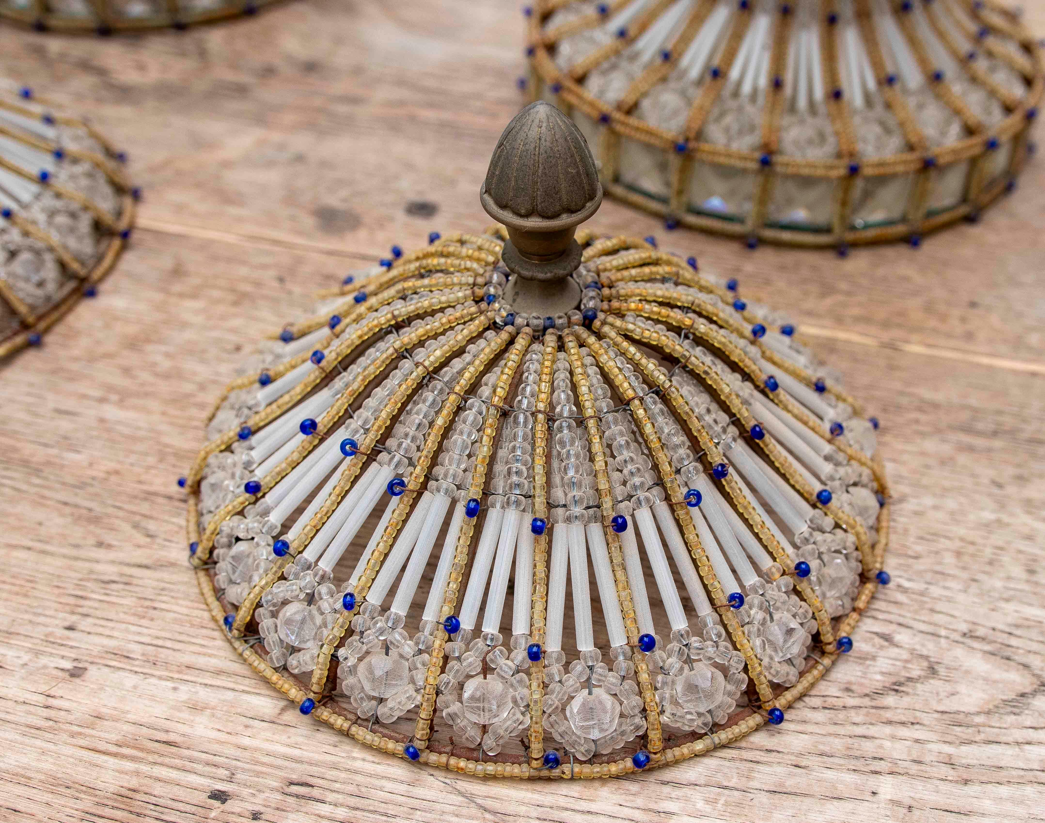 Paire de lampes en forme d'urne en verre taillé et structure métallique de style Metal Art Deco des années 1950. en vente 2
