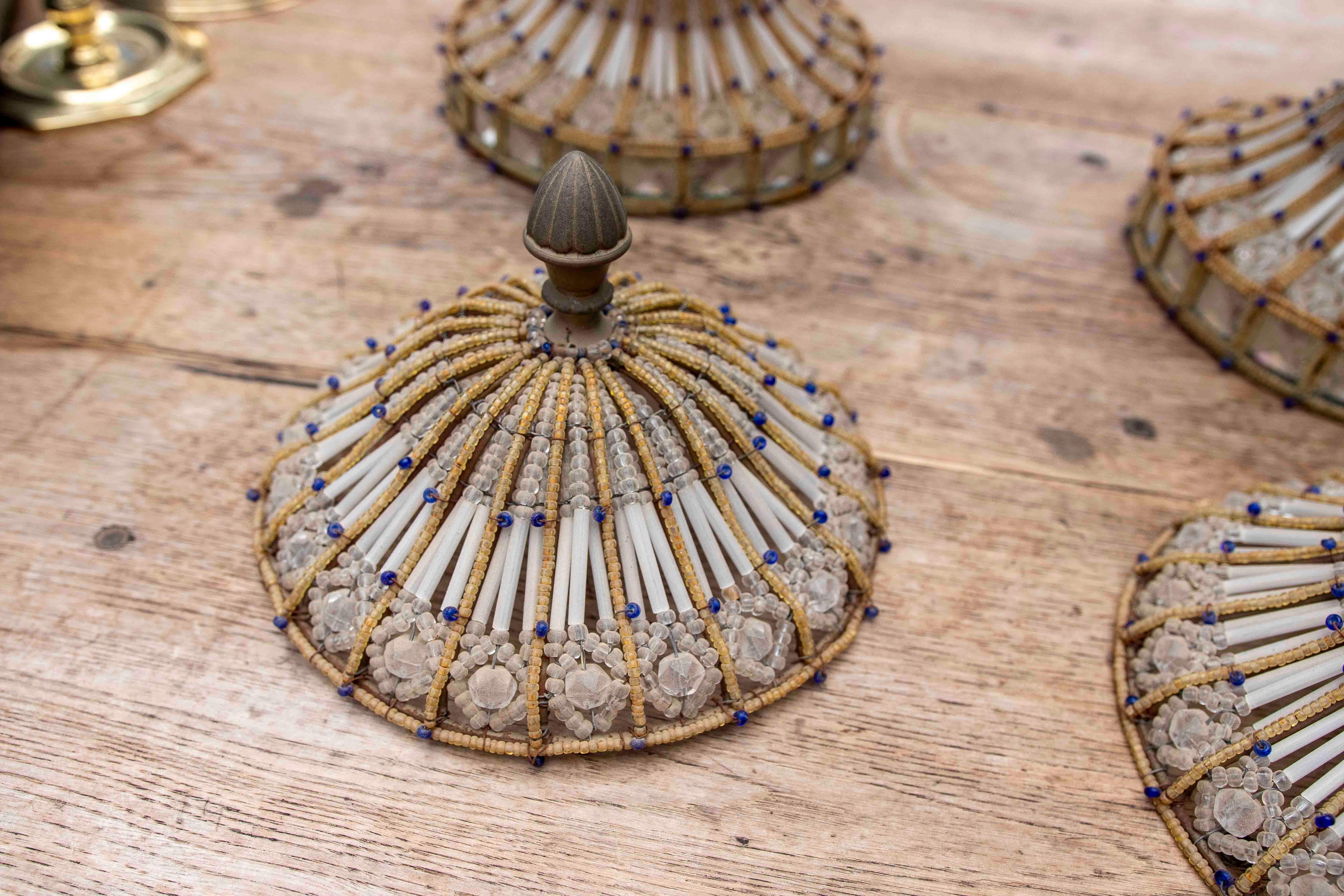 Paire de lampes en forme d'urne en verre taillé et structure métallique de style Metal Art Deco des années 1950. en vente 3
