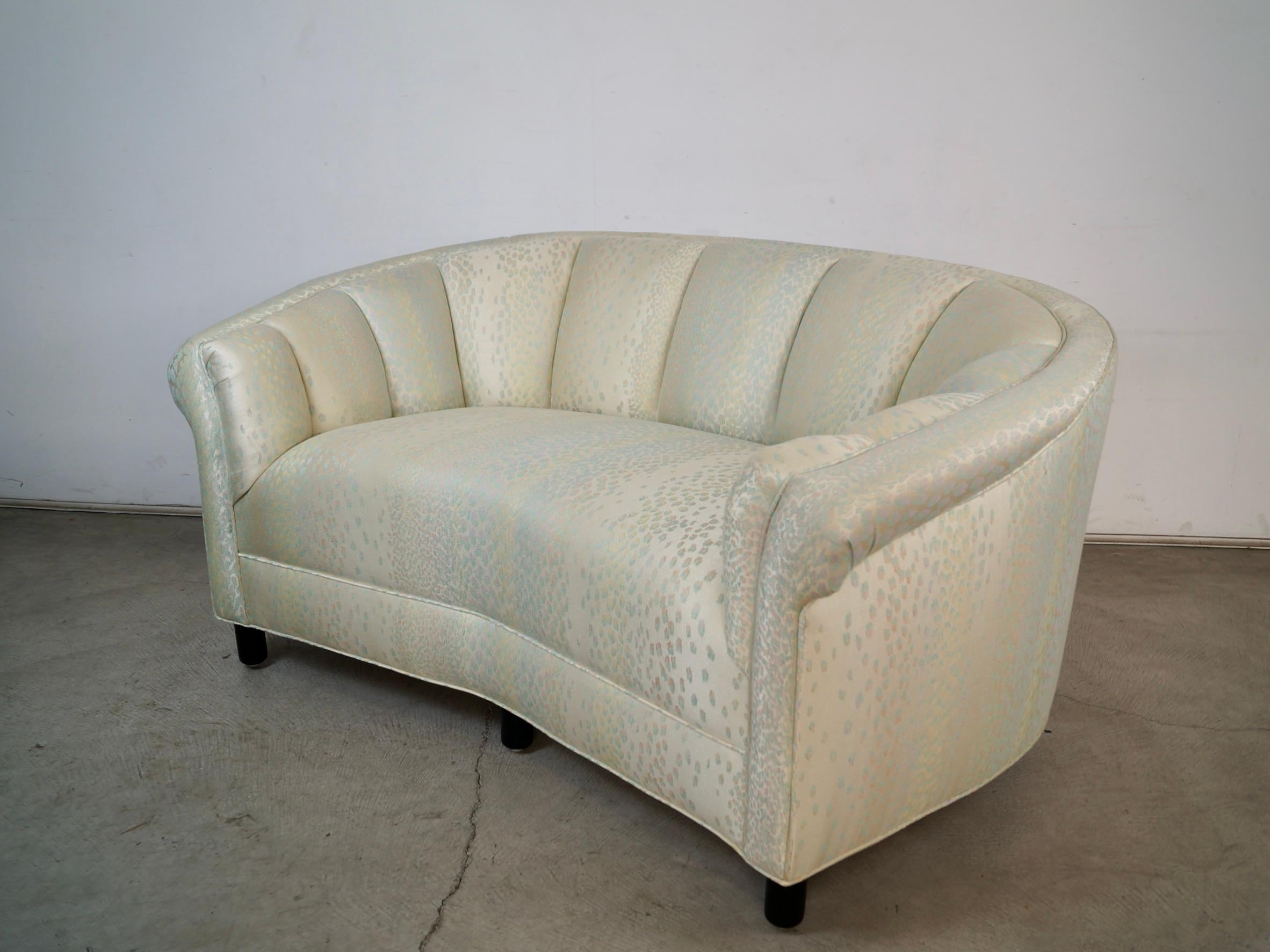 Divano vintage Midcentury degli anni '50 in vendita. È stato rivestito professionalmente con nuovo tessuto e schiuma e ha un aspetto fantastico. Le dimensioni sono ottime per un divano e la struttura è di alta qualità. È dotato di molle sulla seduta