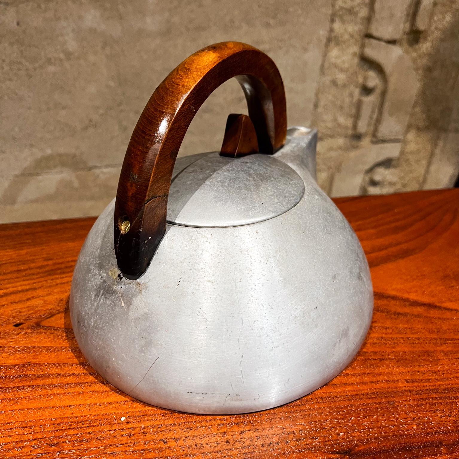 1950s Art Nouveau Newmaid Picquot Ware England Modernist Teapot Kettle In Good Condition In Chula Vista, CA