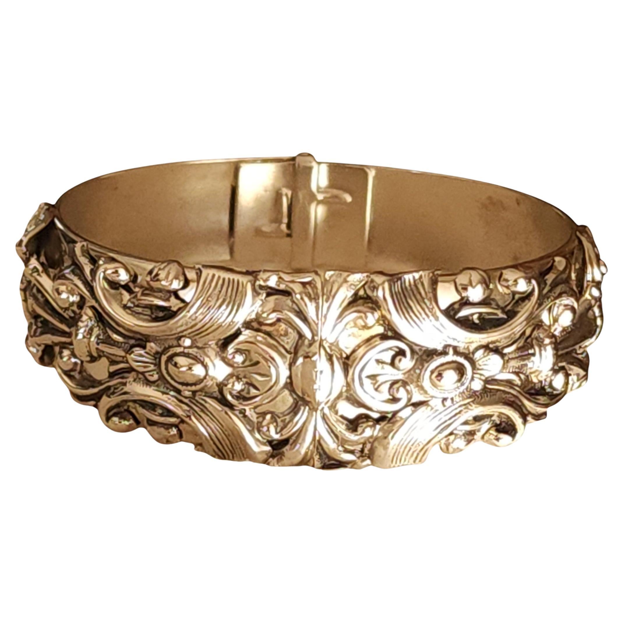 1950s Art Nouveau Revival Gold-Tone Hinged Bangle by Whiting 
Davis en vente