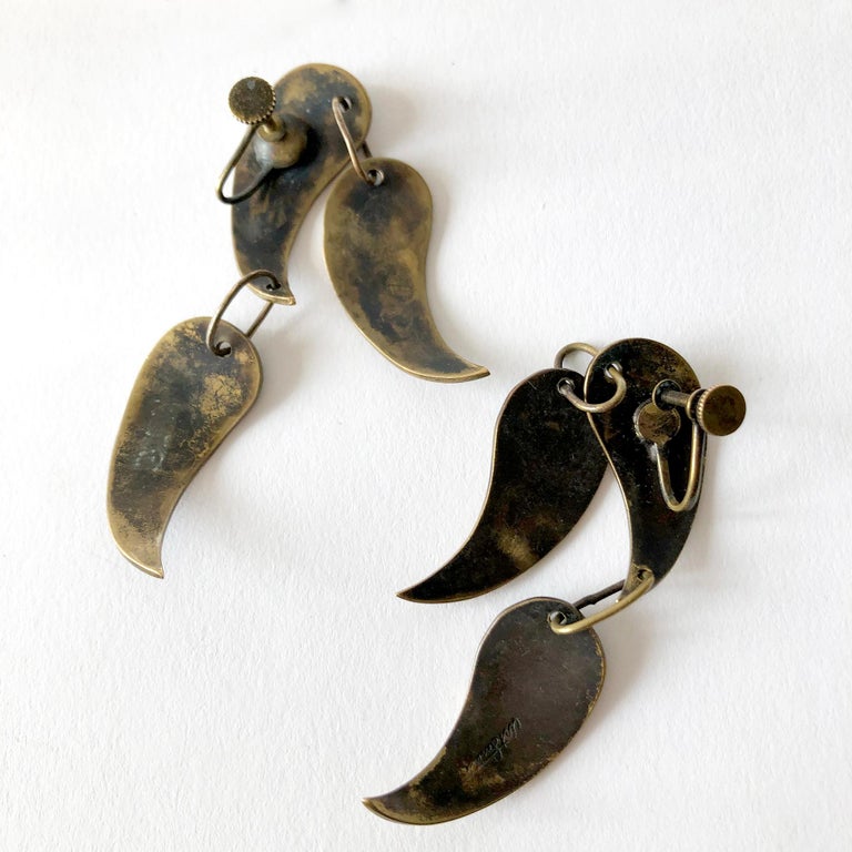 1950s Art Smith American Modernist Patinated Brass Kinetic Screw Back Earrings In Good Condition For Sale In Los Angeles, CA