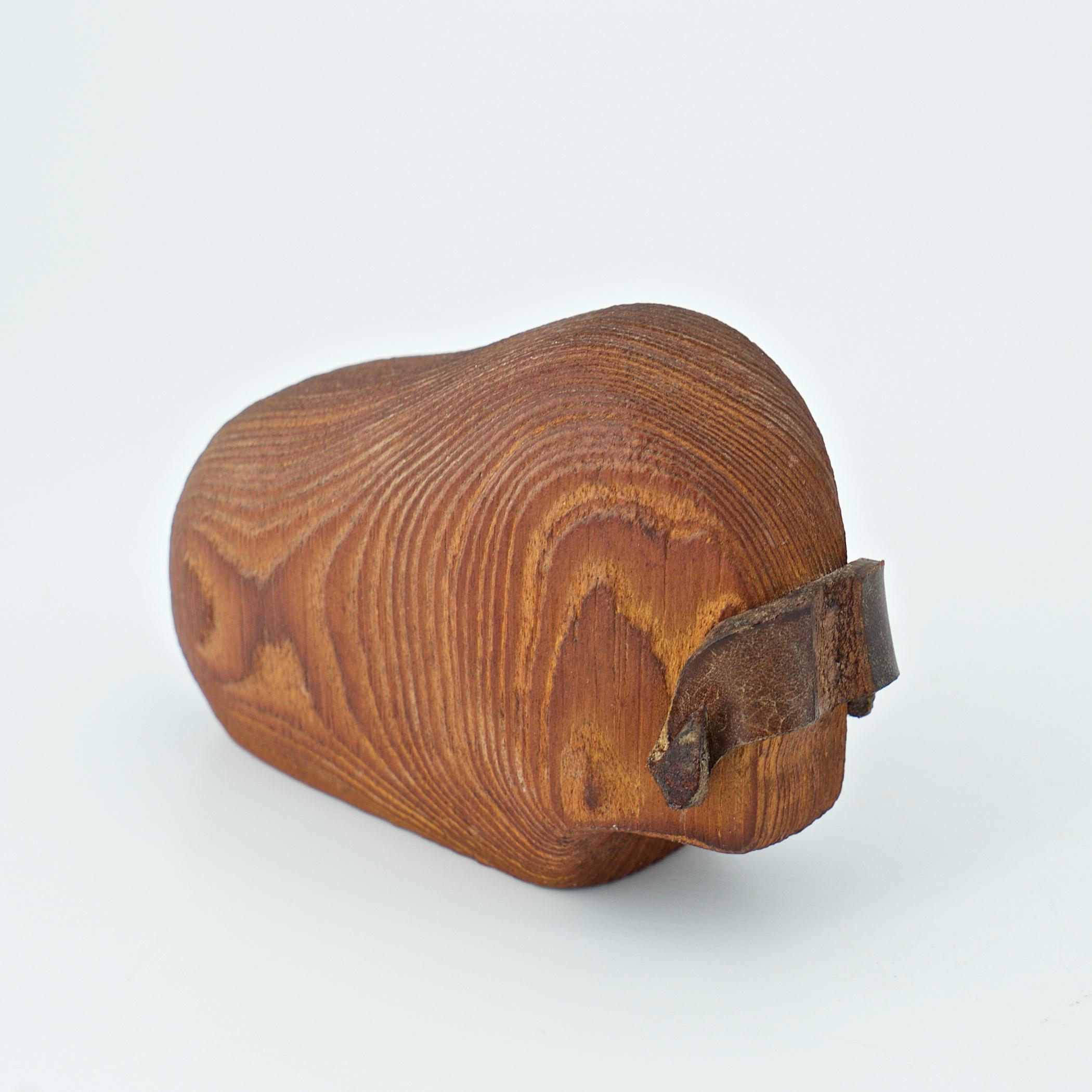 Rare muskox figure. Hand worked Norwegian pine wood and leather.

Arne Tjomsland was Norways leading souvenir designer in the 1950s and 1960s. Arne Tjomsland's artistic style is characterized by soft structural lines, essence and minimalism, as if