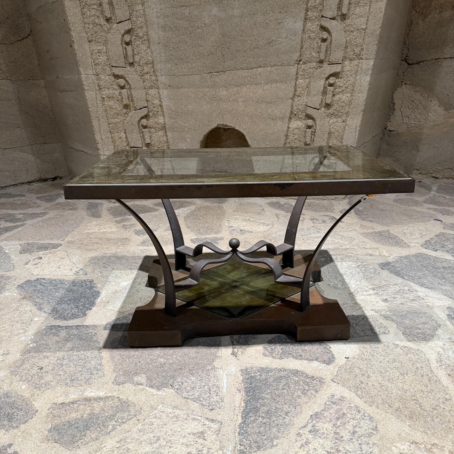 Für Ihre Überlegung ein Rechteckiger Beistelltisch aus Bronze  mit Eglomisé-Spiegeln.
Mexikanischer Modernismus, etwa im  1950s. Arturo Pani zugeschrieben.
Schöne elegante Linien. 
Unmarkiert.
29,5 lang x 20 t x 16,5 h
Originaler gebrauchter,